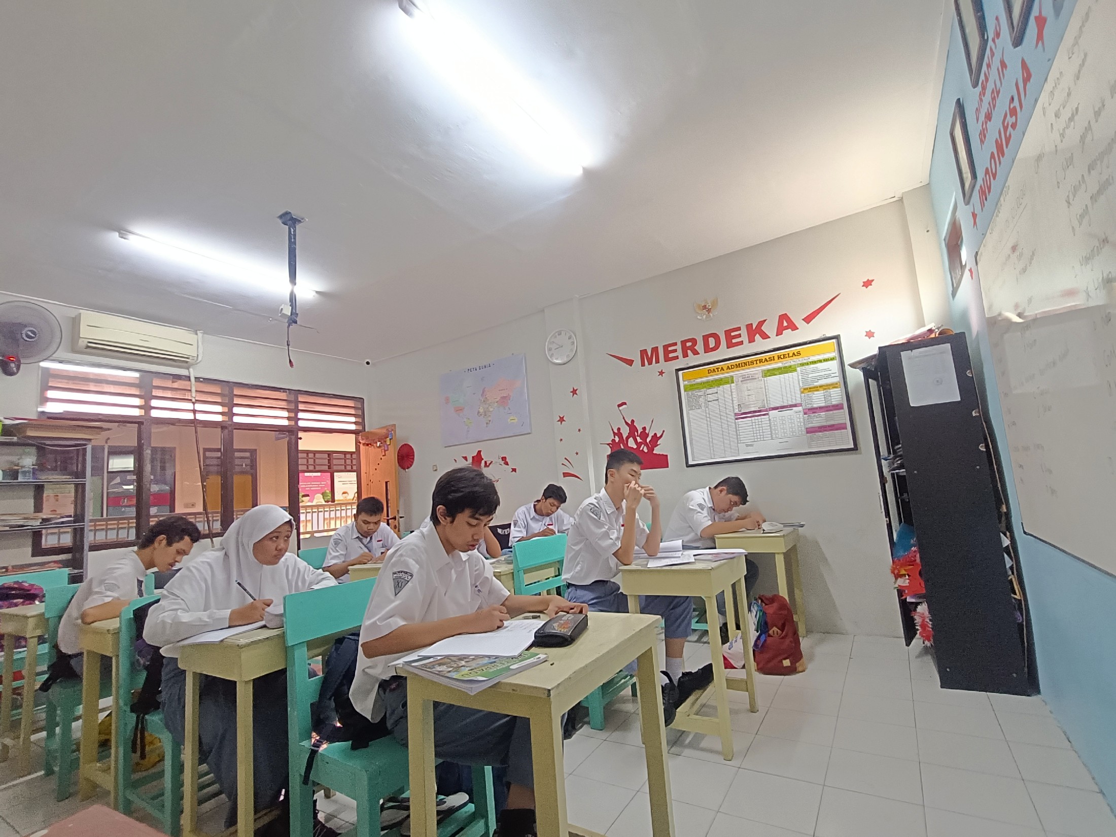 <p>Latihan soal kisi-kisi UTS mata pelajaran sosiologi&nbsp;</p>