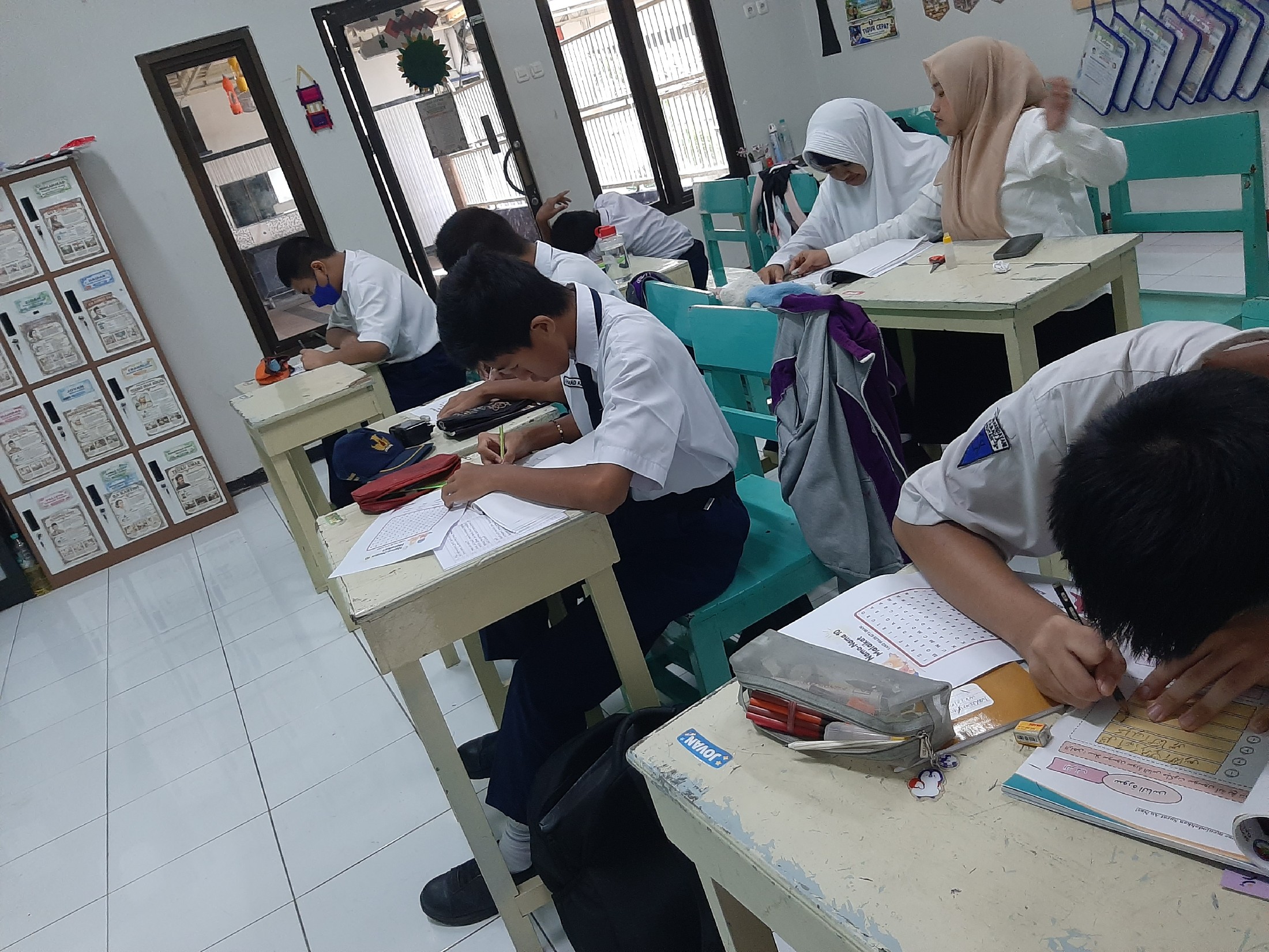 <p>lkpd tentang malaikat dan BKS agama islam</p>