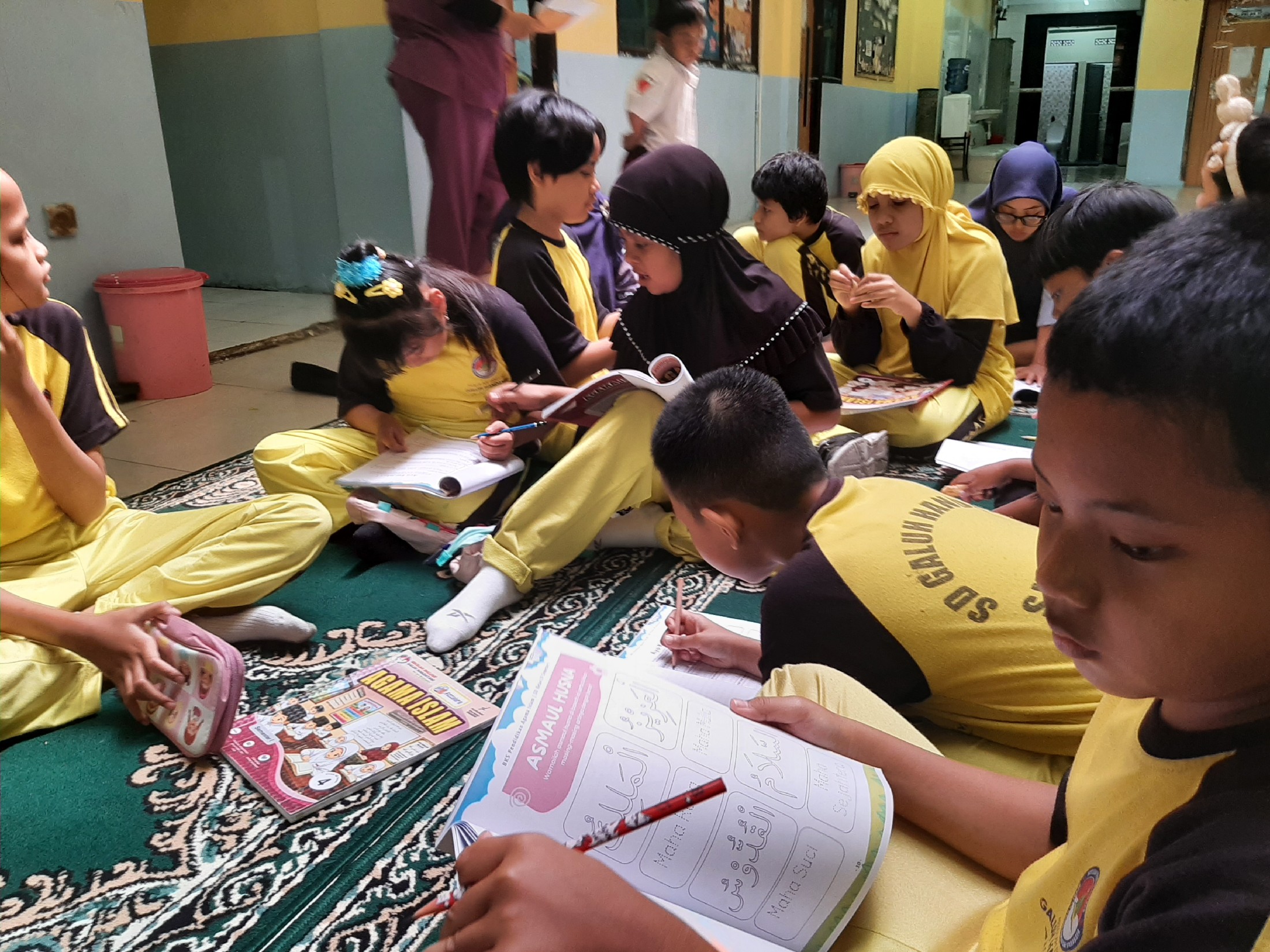 <p>Mengerjakan BKS AGAMA ISLAM</p>
