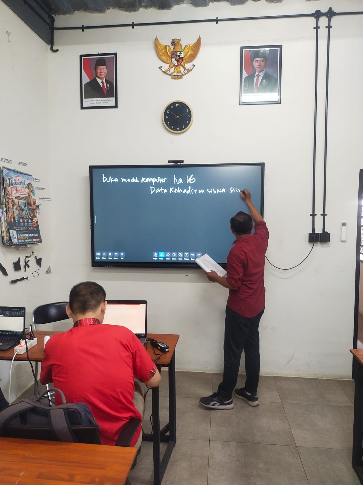 <p>Membuat table menggunakan ms.excel, modul komputer halaman 16</p>