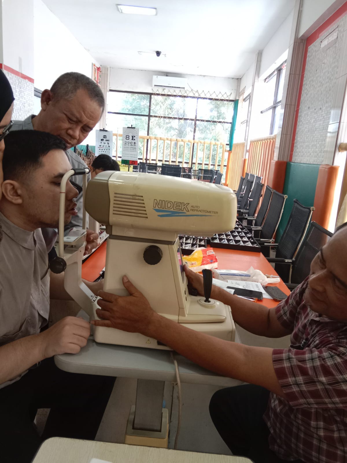 <p>Pemeriksaan mata siswa college dan mengerjakan tugas mengetik</p>