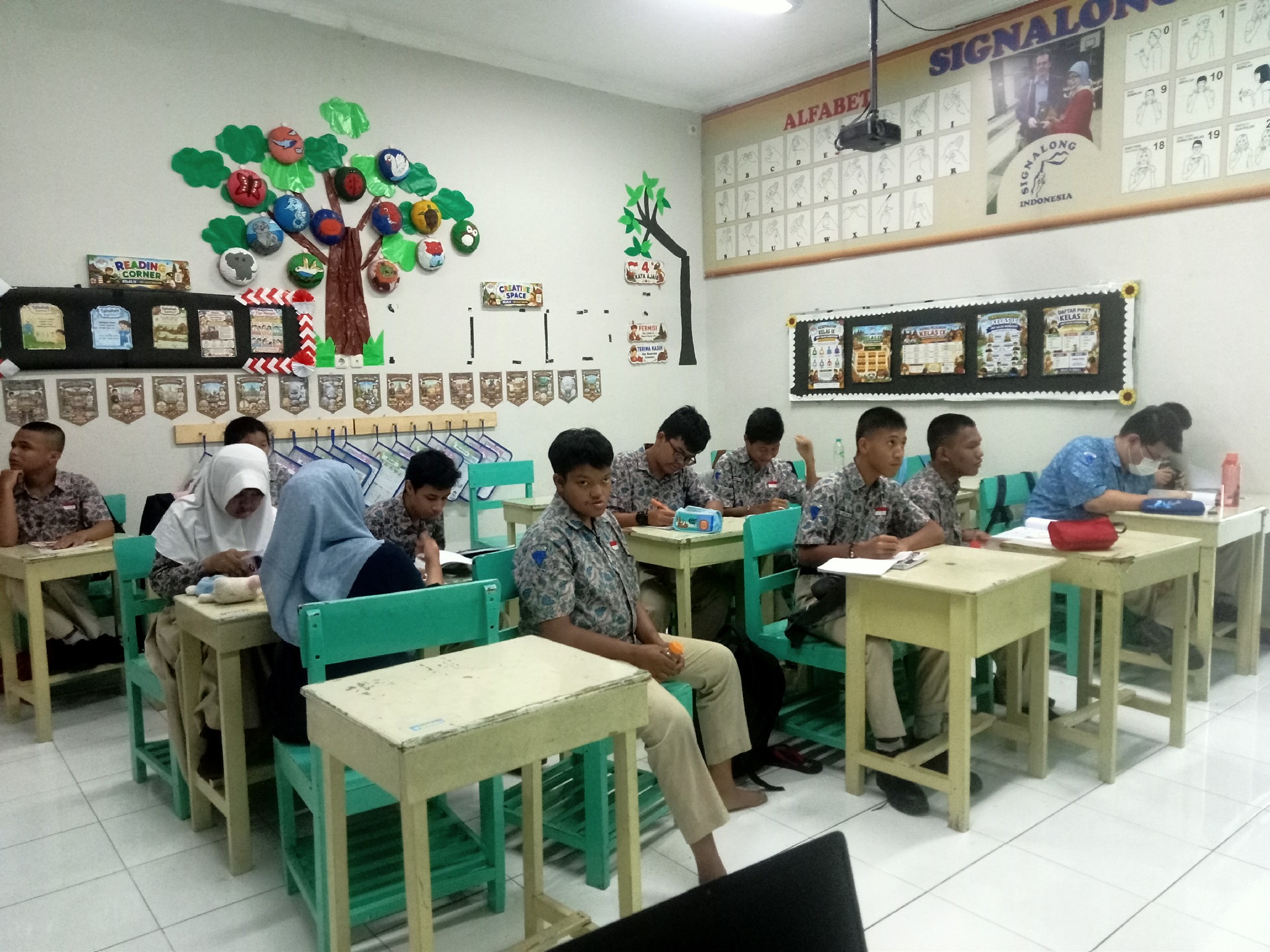 <p>Membuat kalimat dan penjumlahan dasar</p>