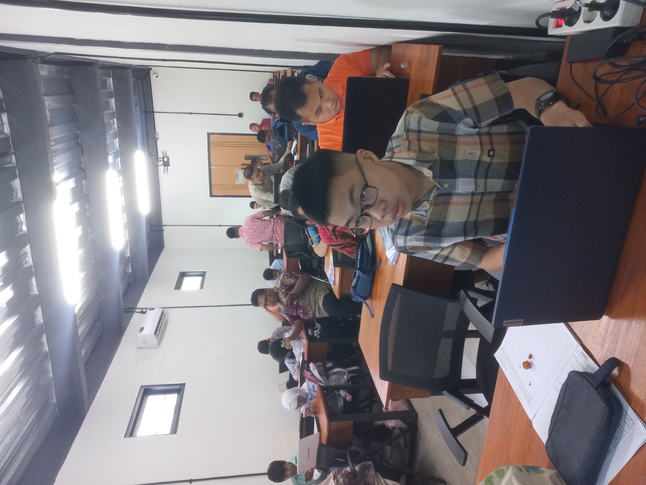 <p>Melanjutkan materi mamfaat dam kegunaan teknologi digital di era modern</p>