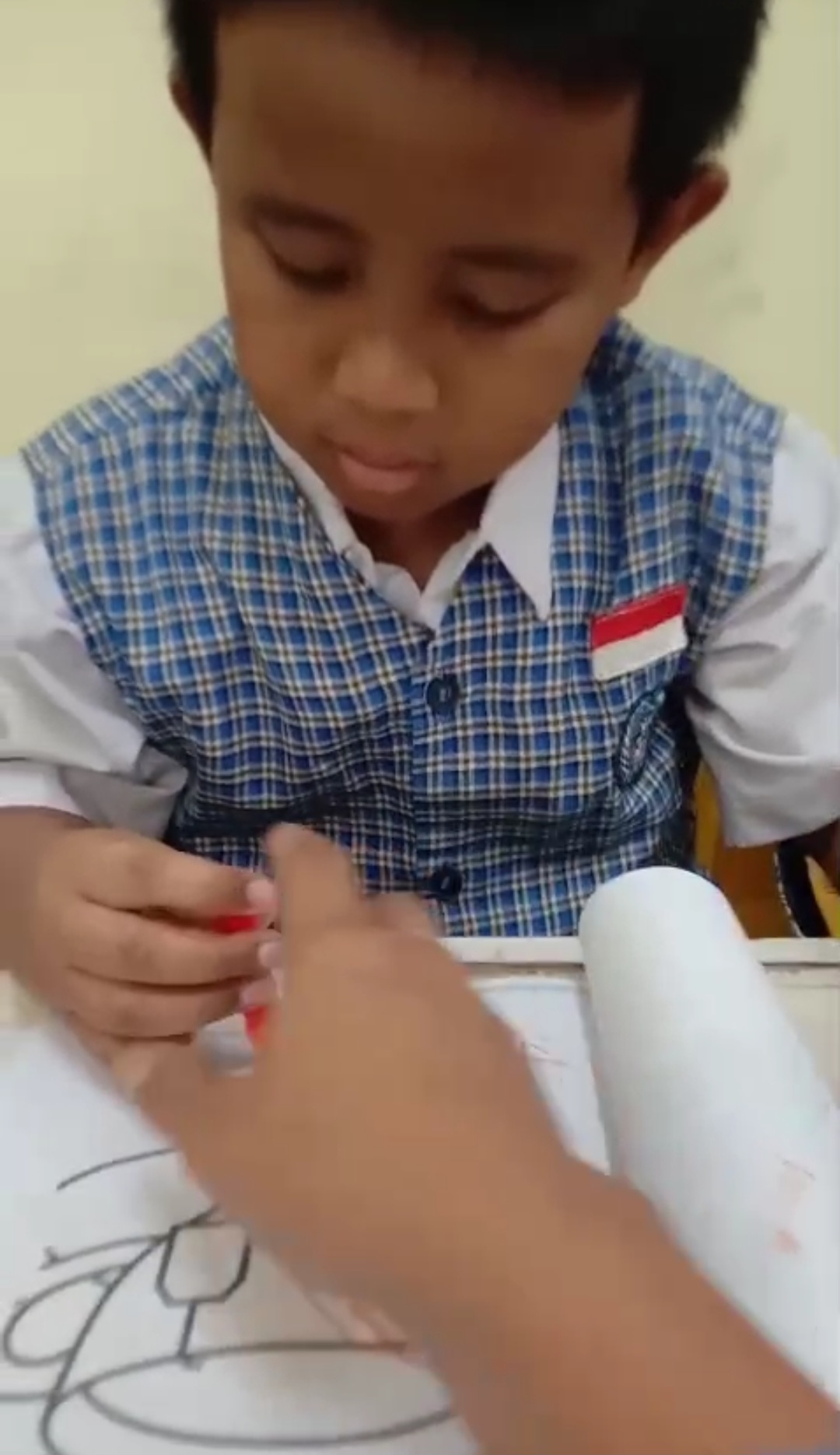 <p>Mewarnai gambar sederhana</p>