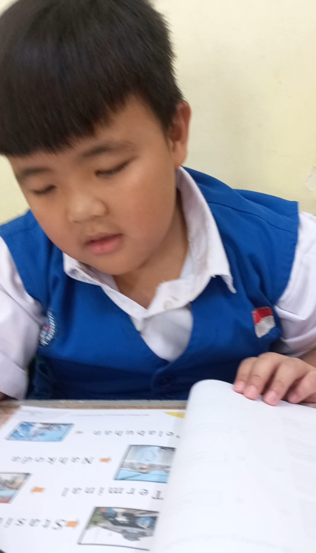 <p>Mengerjakan BKS Bahasa</p>