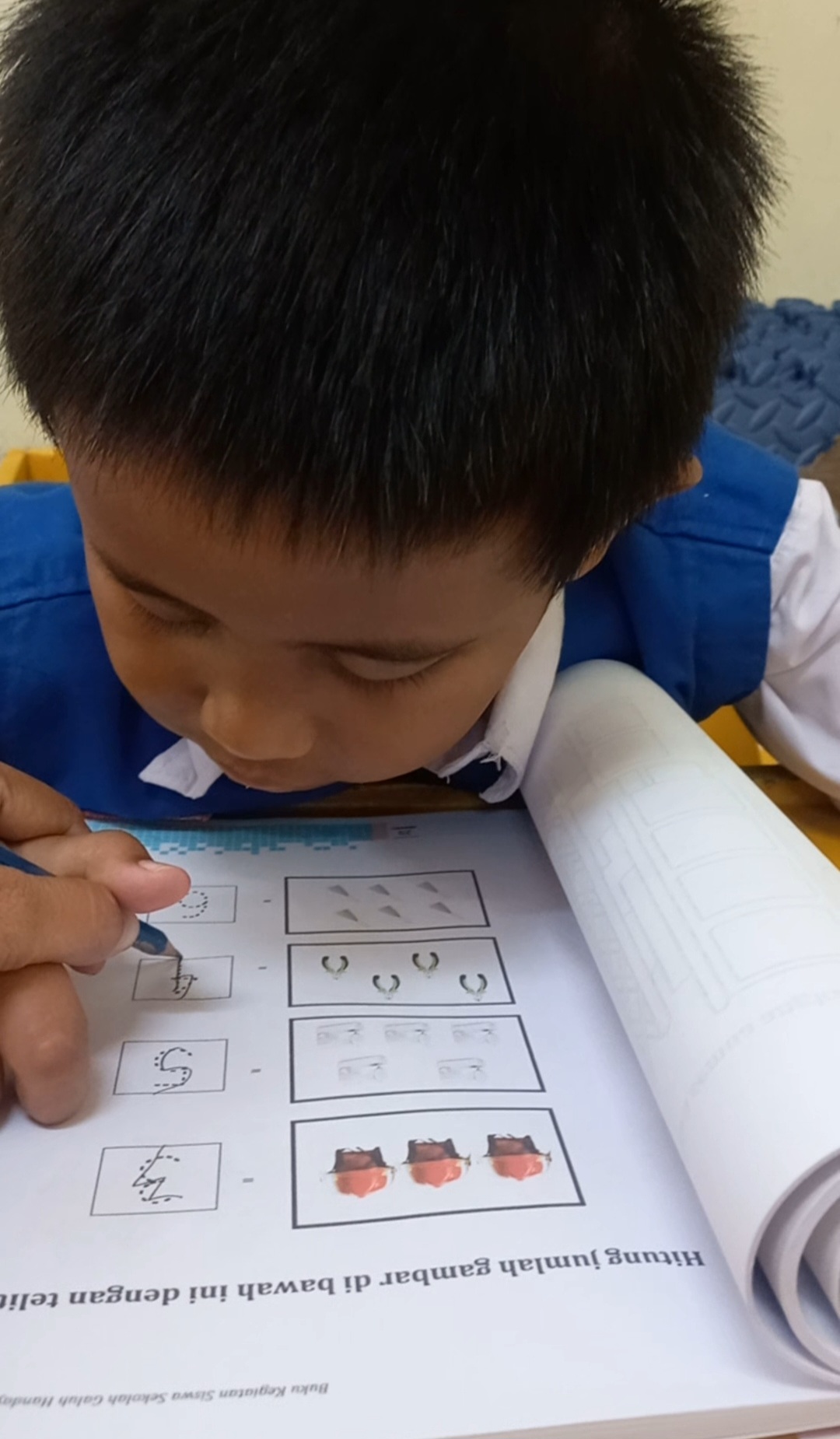 <p>Mengerjakan BKS Matematika</p>