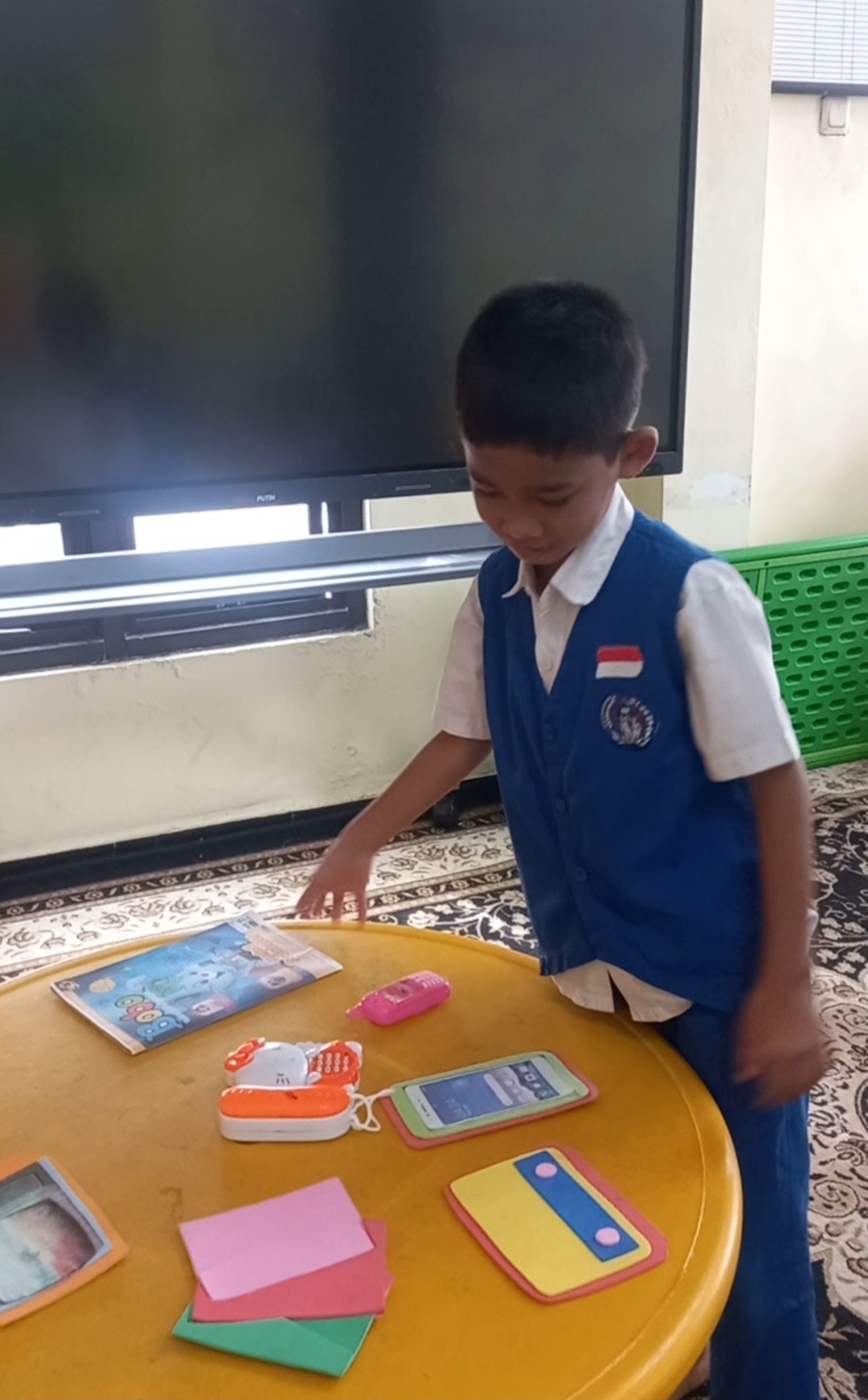 <p>Masuk ke dalam terowongan dan mengenal alat telekomunikasi</p>