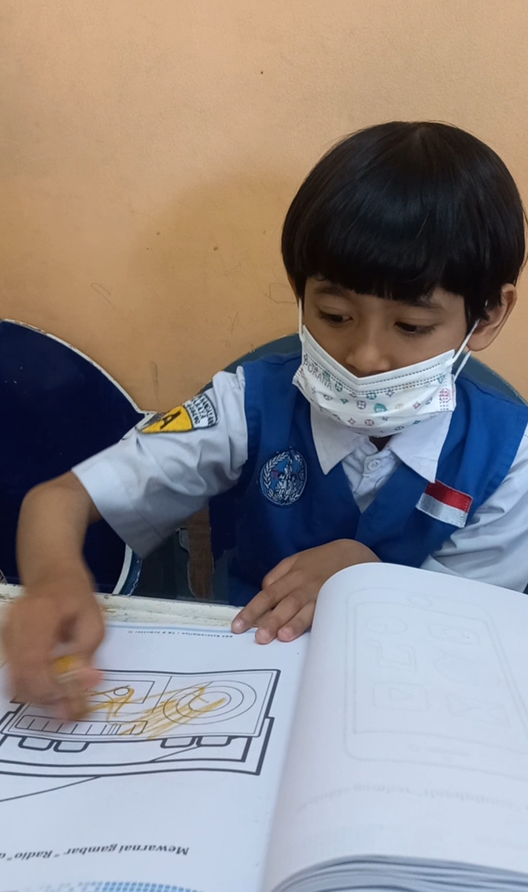 <p>Mewarnai gambar sederhana</p>