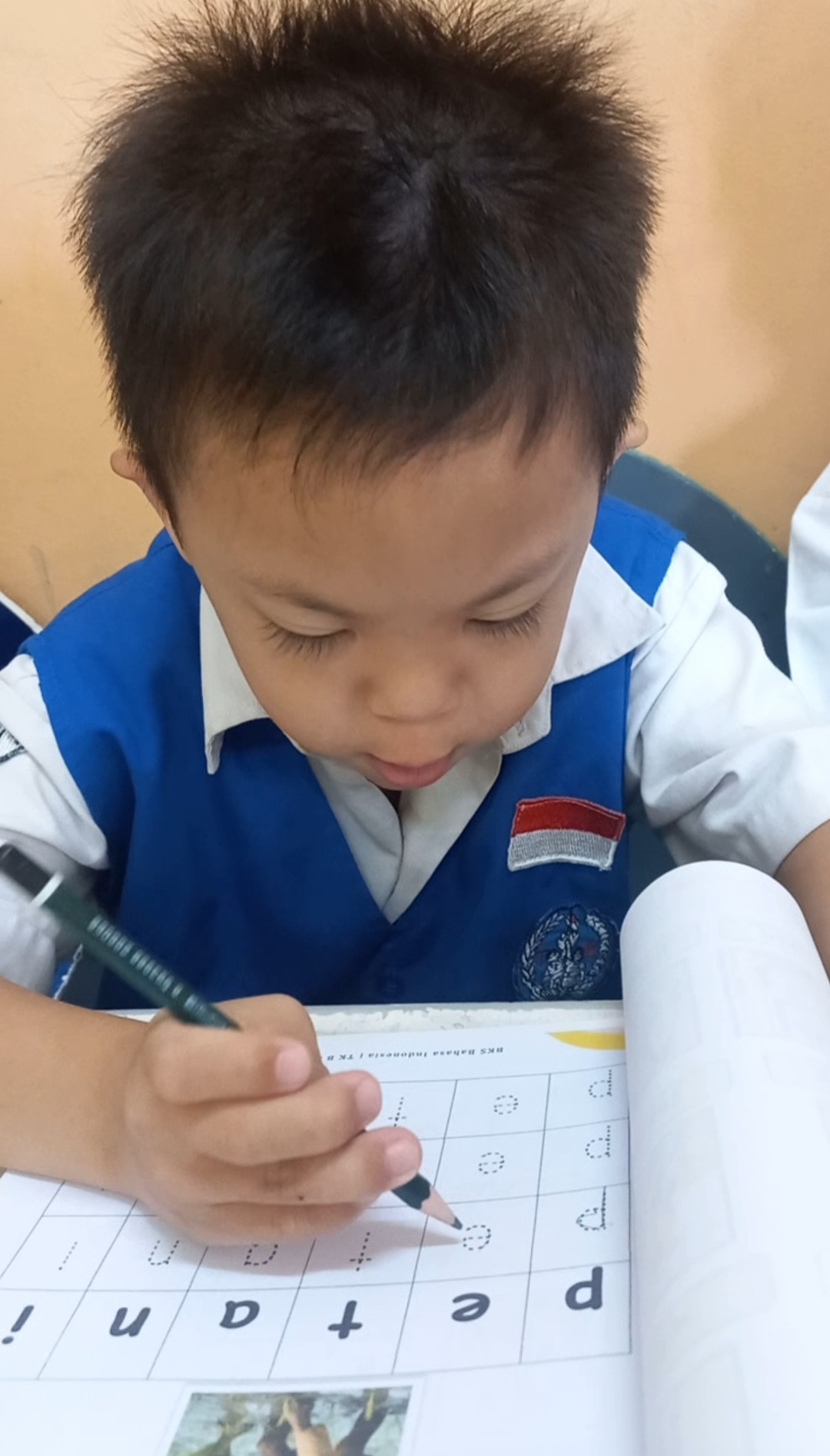 <p>Mengerjakan BKS bahasa</p>
