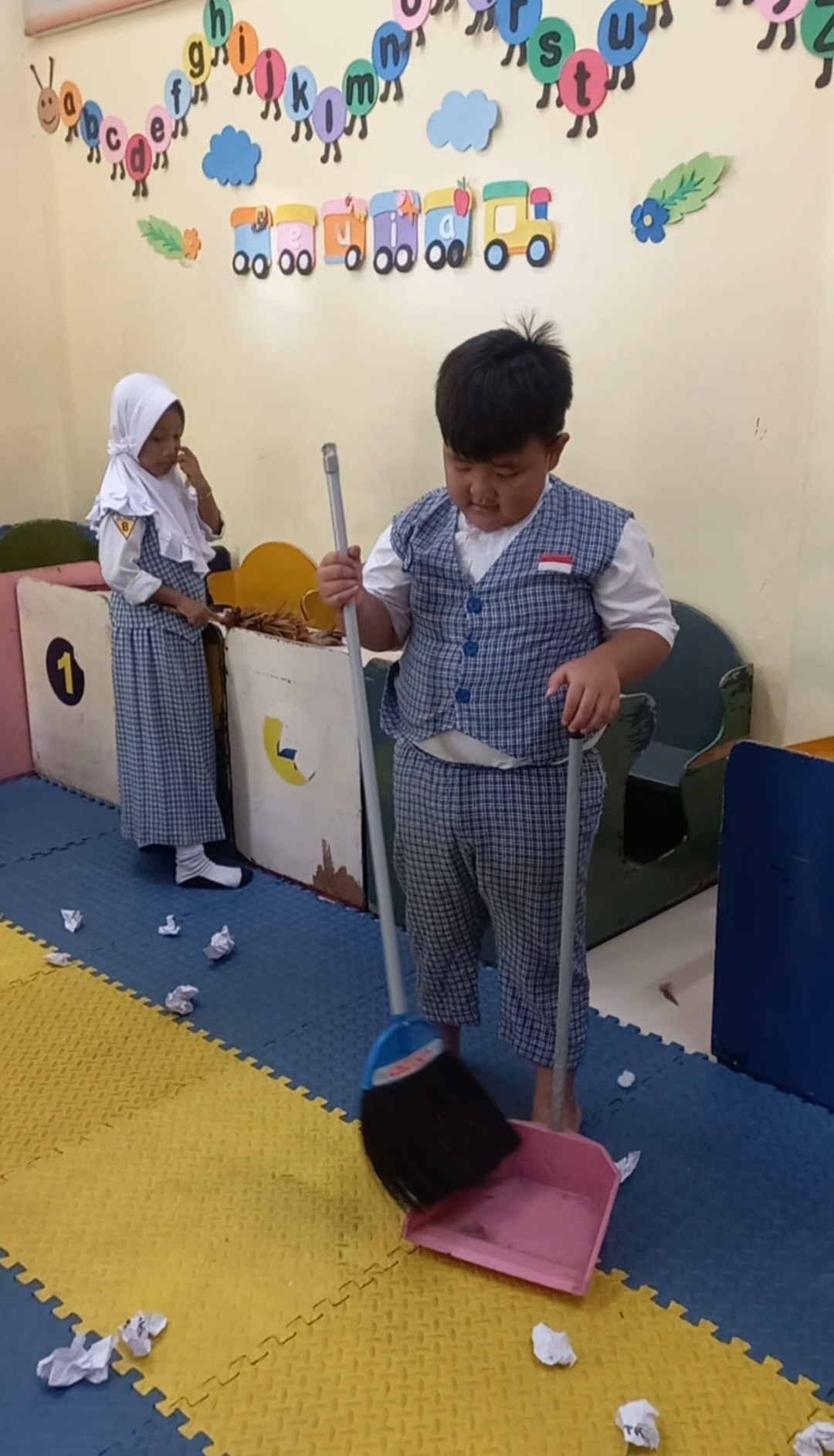 <p>Membersihkan kelas</p>