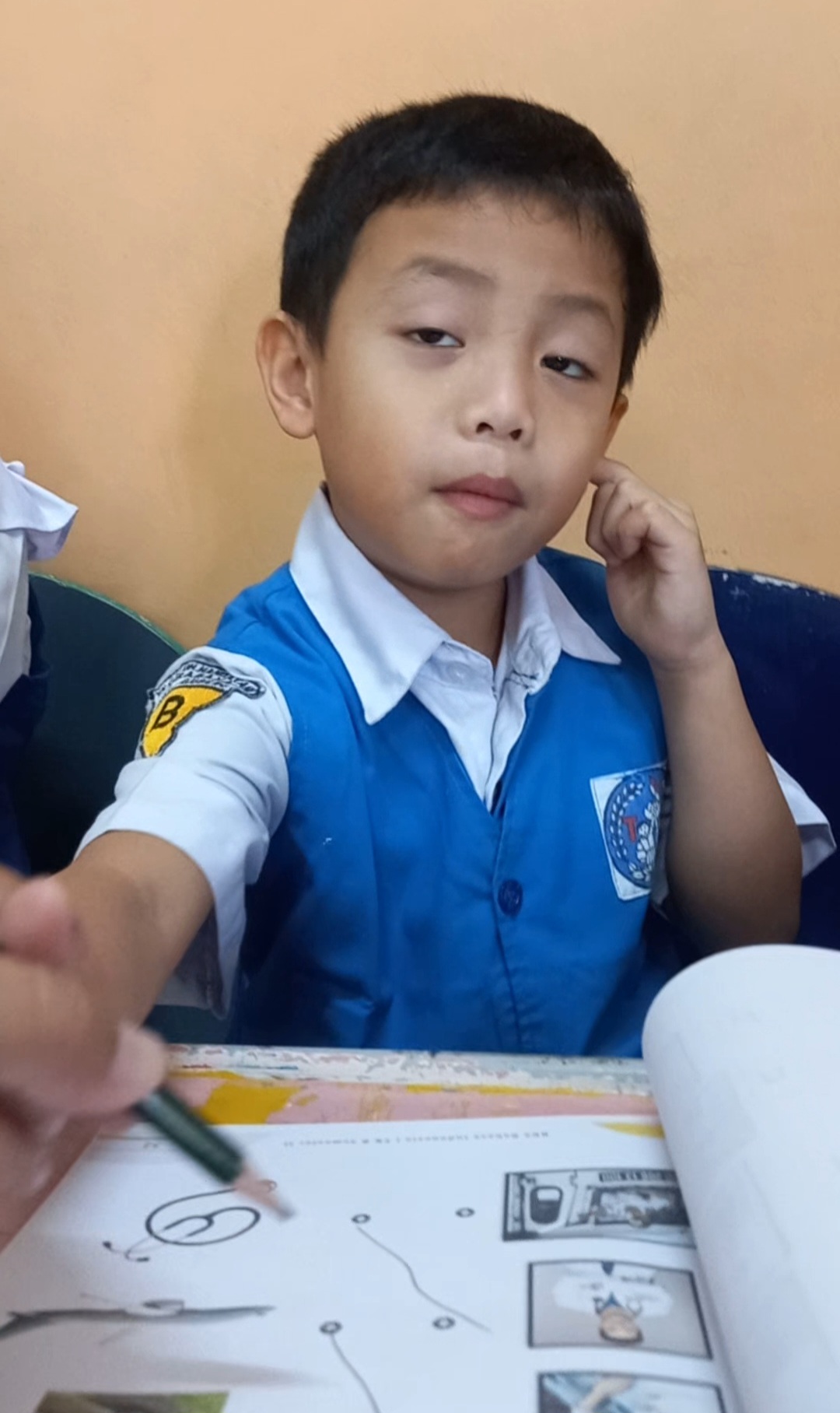 <p>Mengerjakan bks bahasa</p>