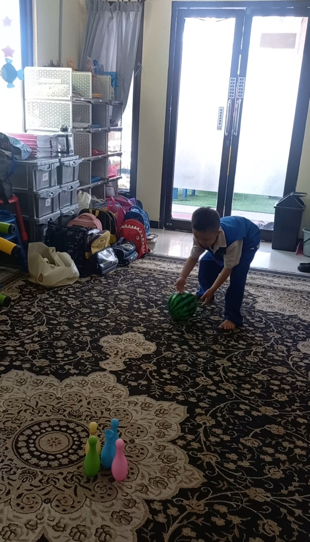 <p>Bermain bowling dan mengelompokkan alat telekomunikasi</p>