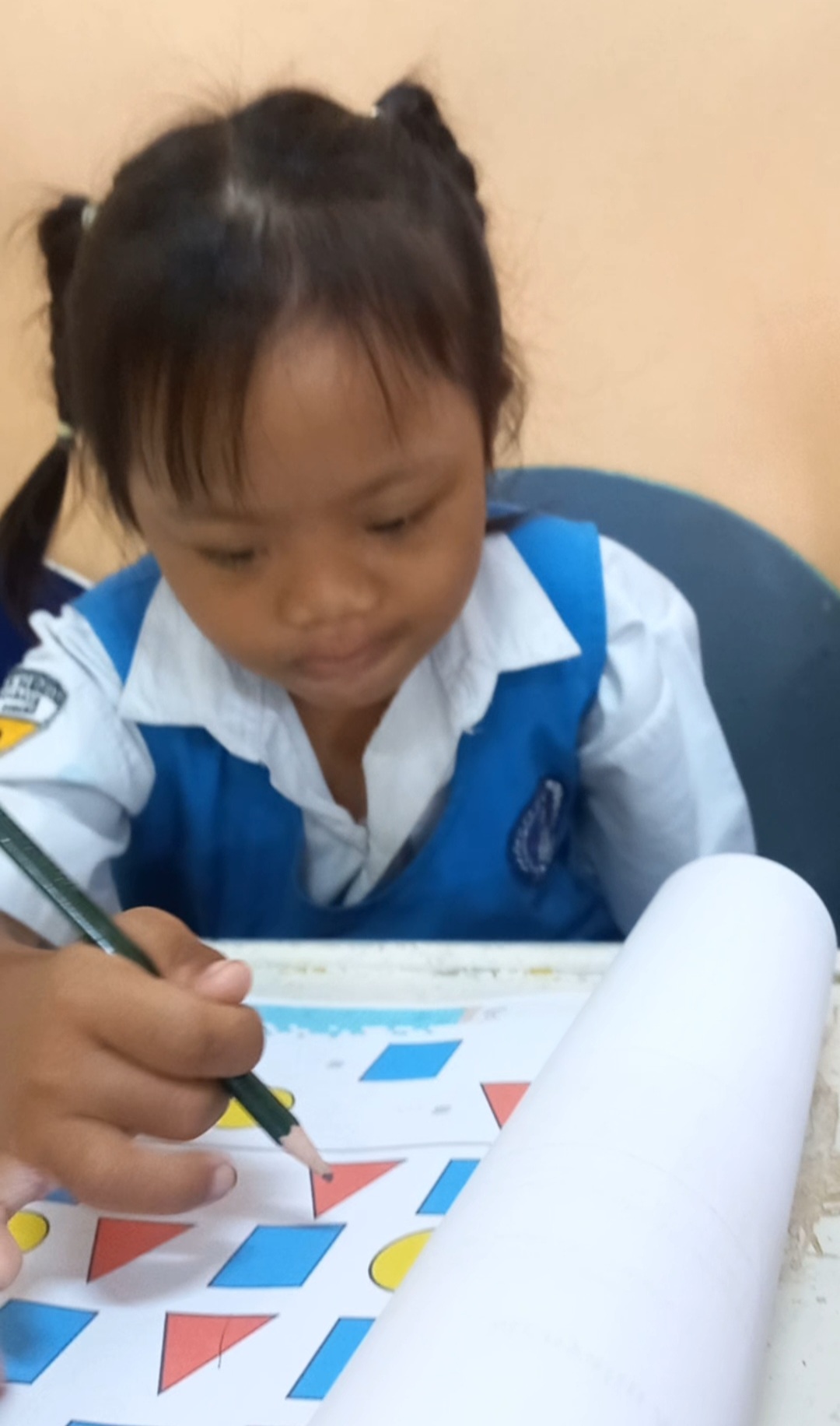<p>Mengerjakan BKS Matematika</p>