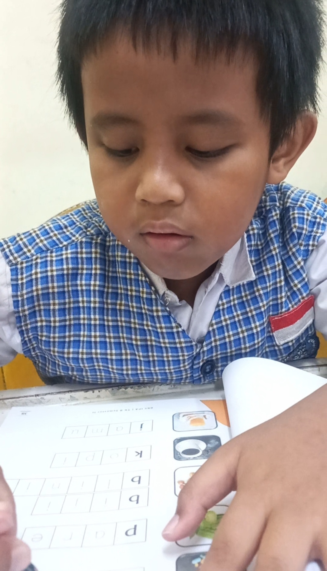 <p>Mengerjakan bks ipa</p>