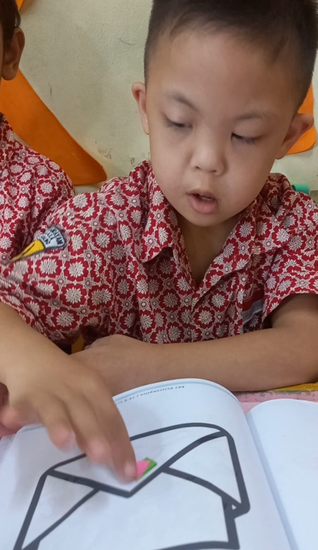 <p>Mengkolase dengan potongan kertas lipat</p>