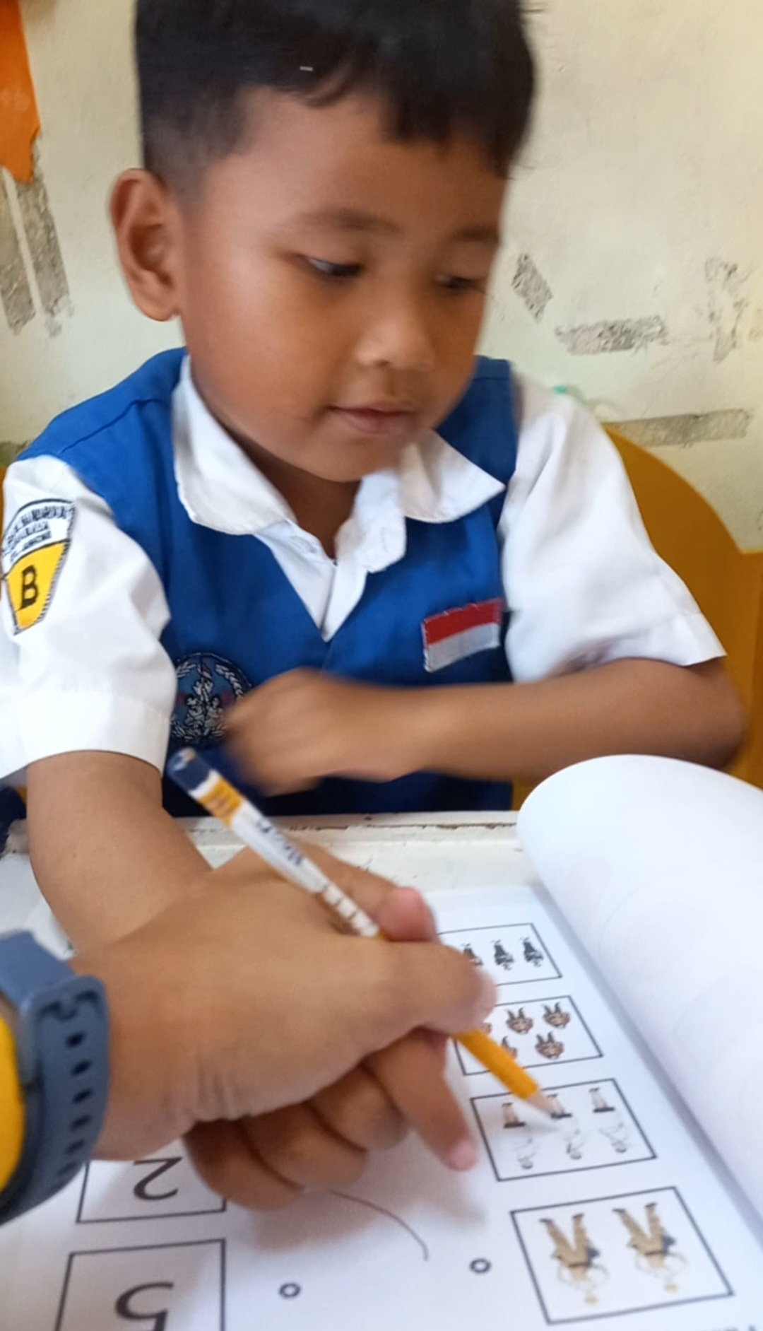 <p>Mengerjakan bks matematika</p>