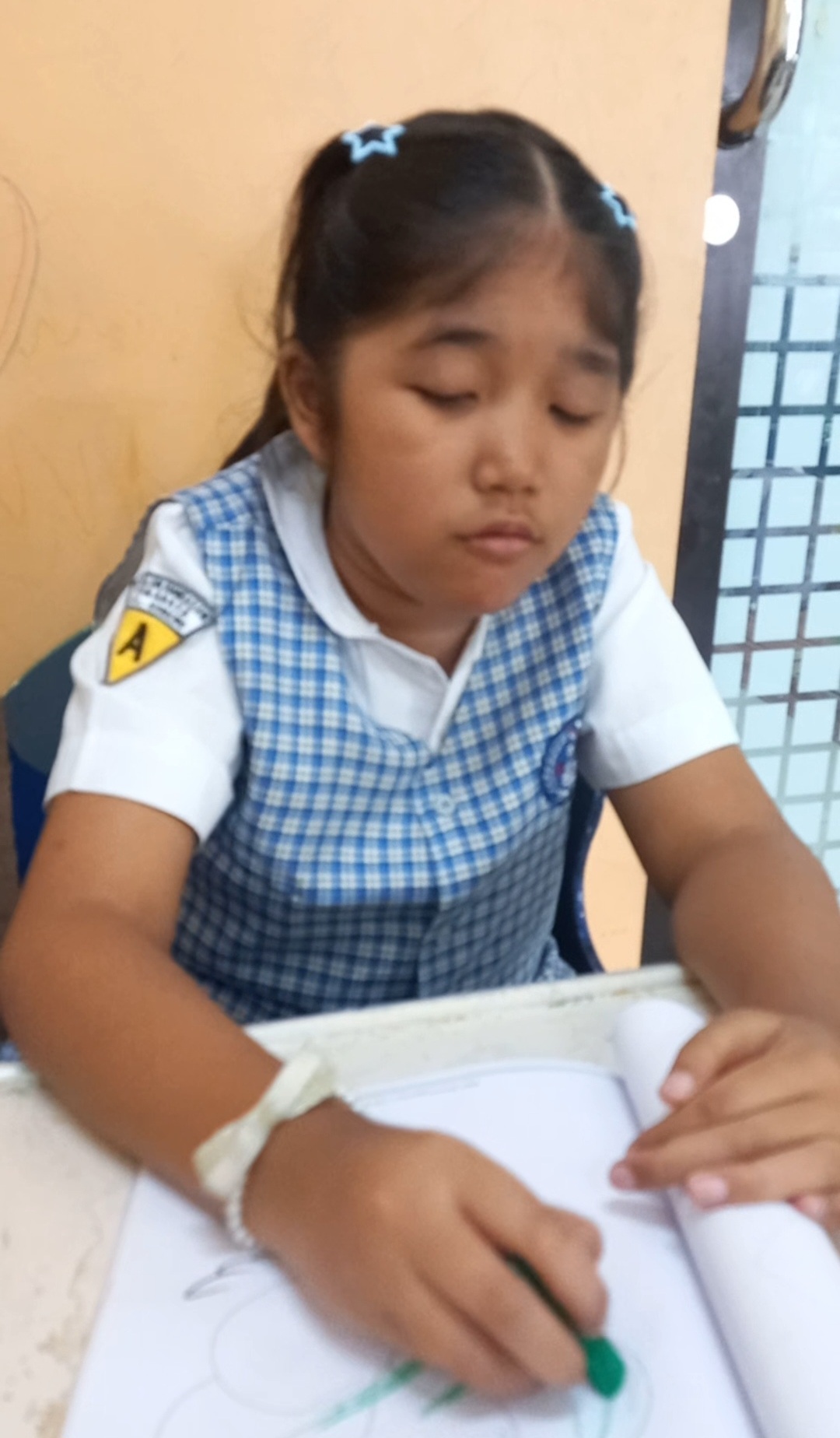 <p>Mewarnai gambar sederhana</p>