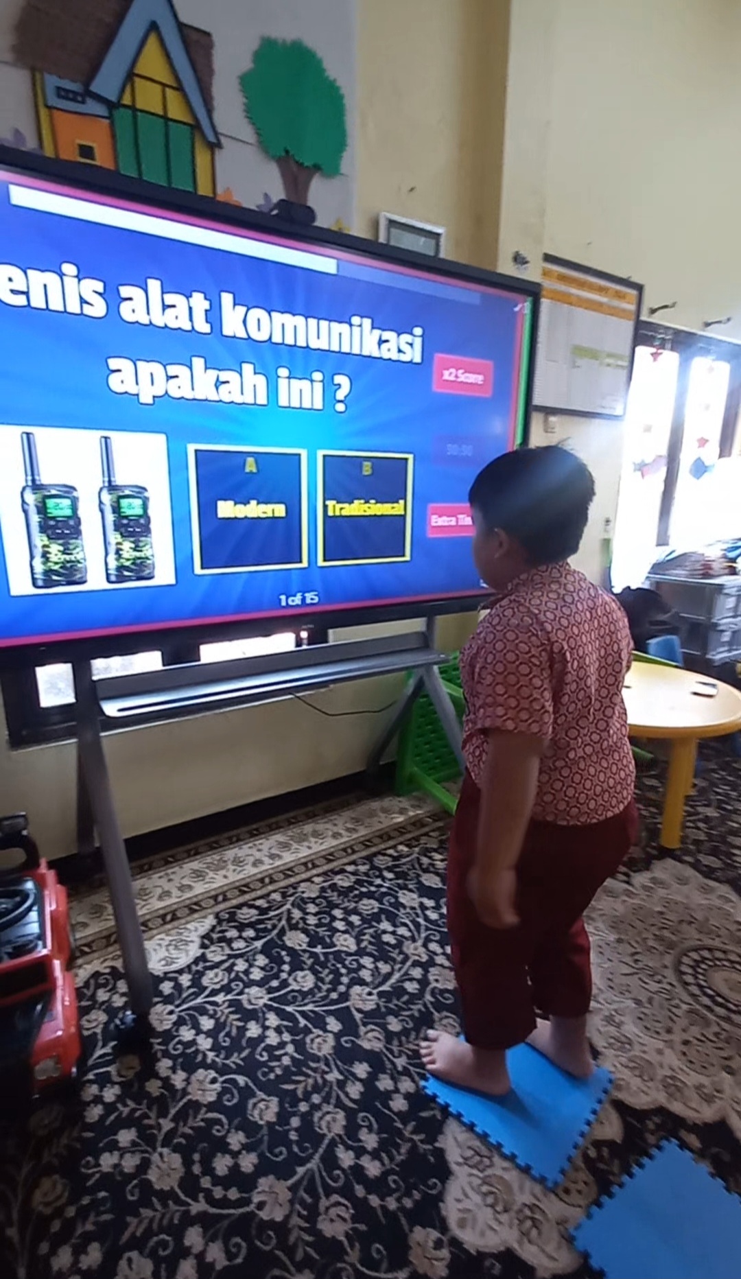 <p>Melompat di atas alpa map dan mengelompokkan alat telekomunikasi</p>