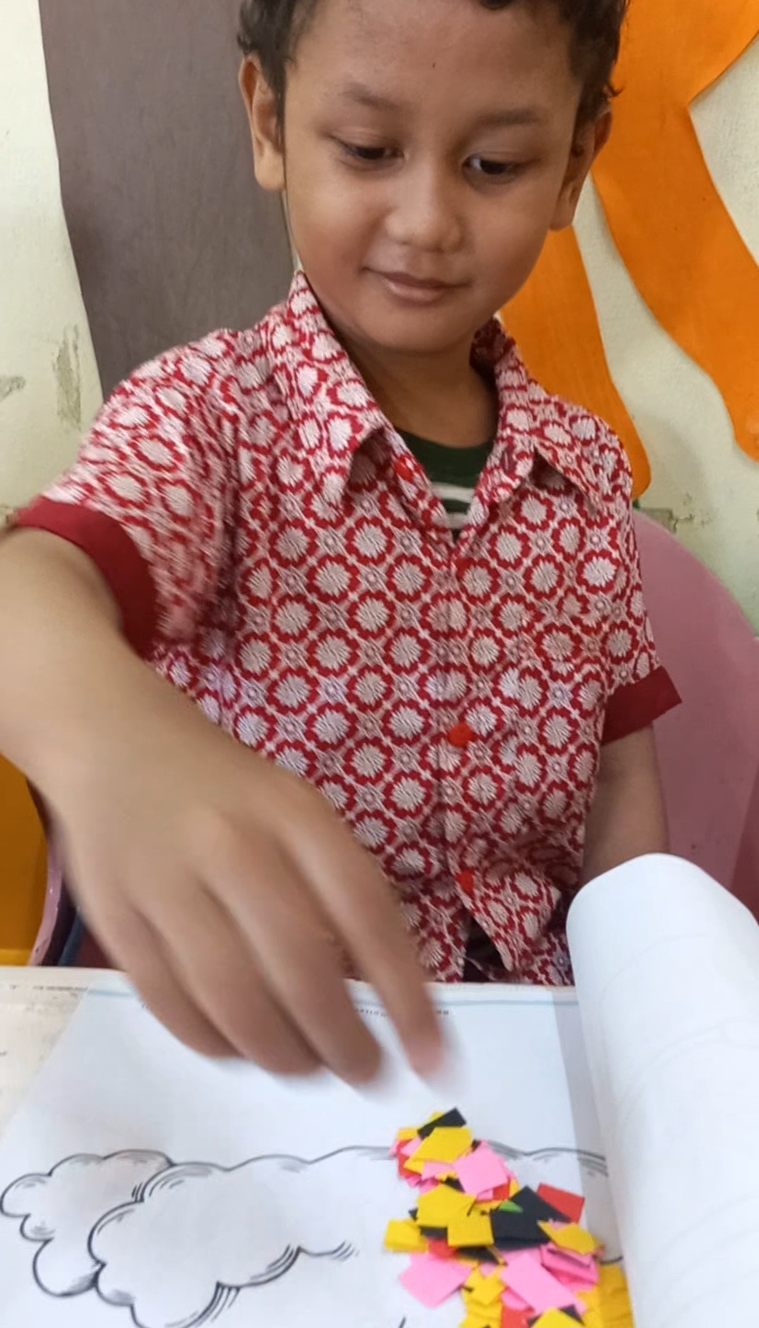 <p>Mengkolase dengan media kertas lipat</p>