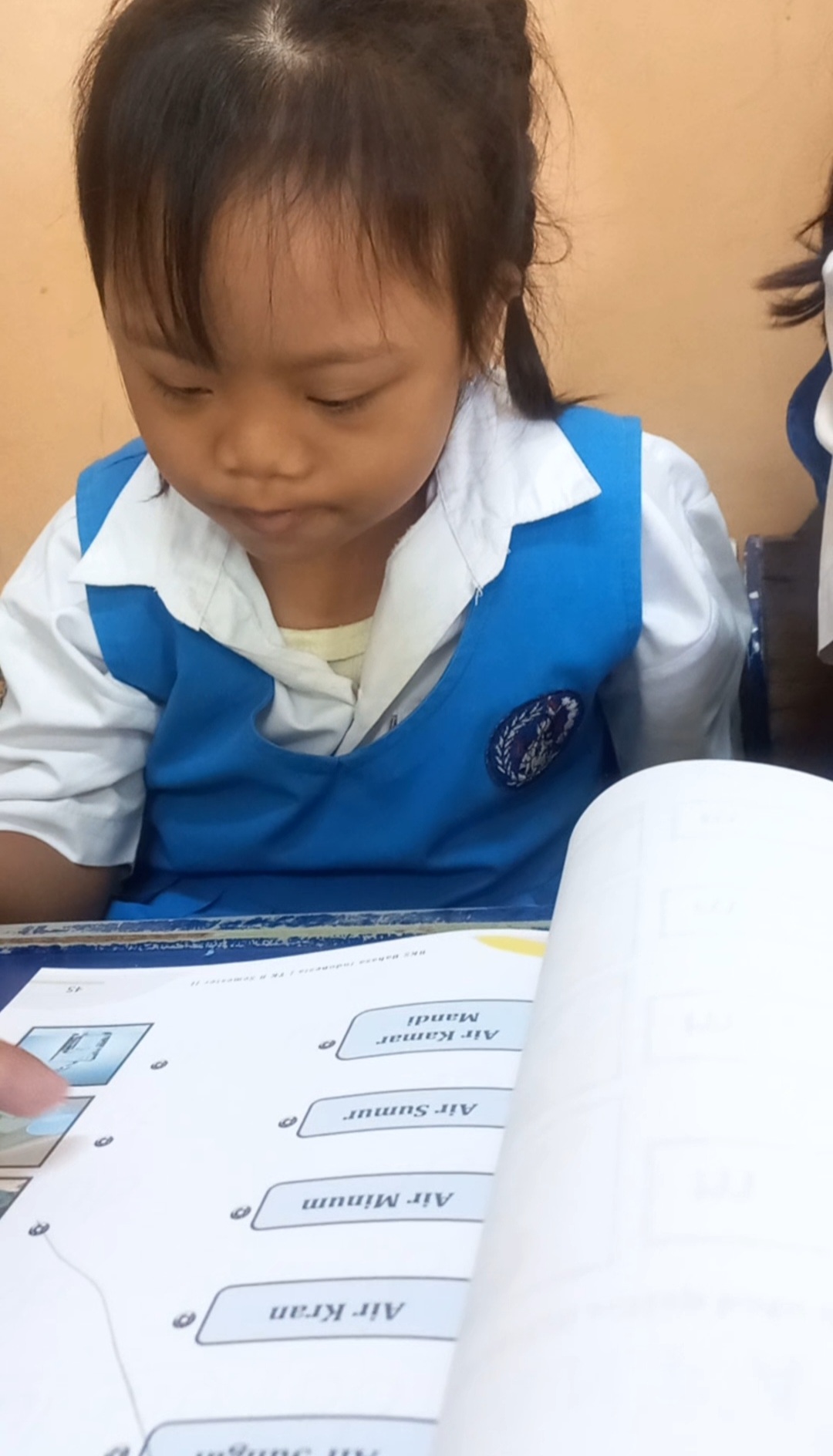 <p>Mengerjakan bks bahasa</p>