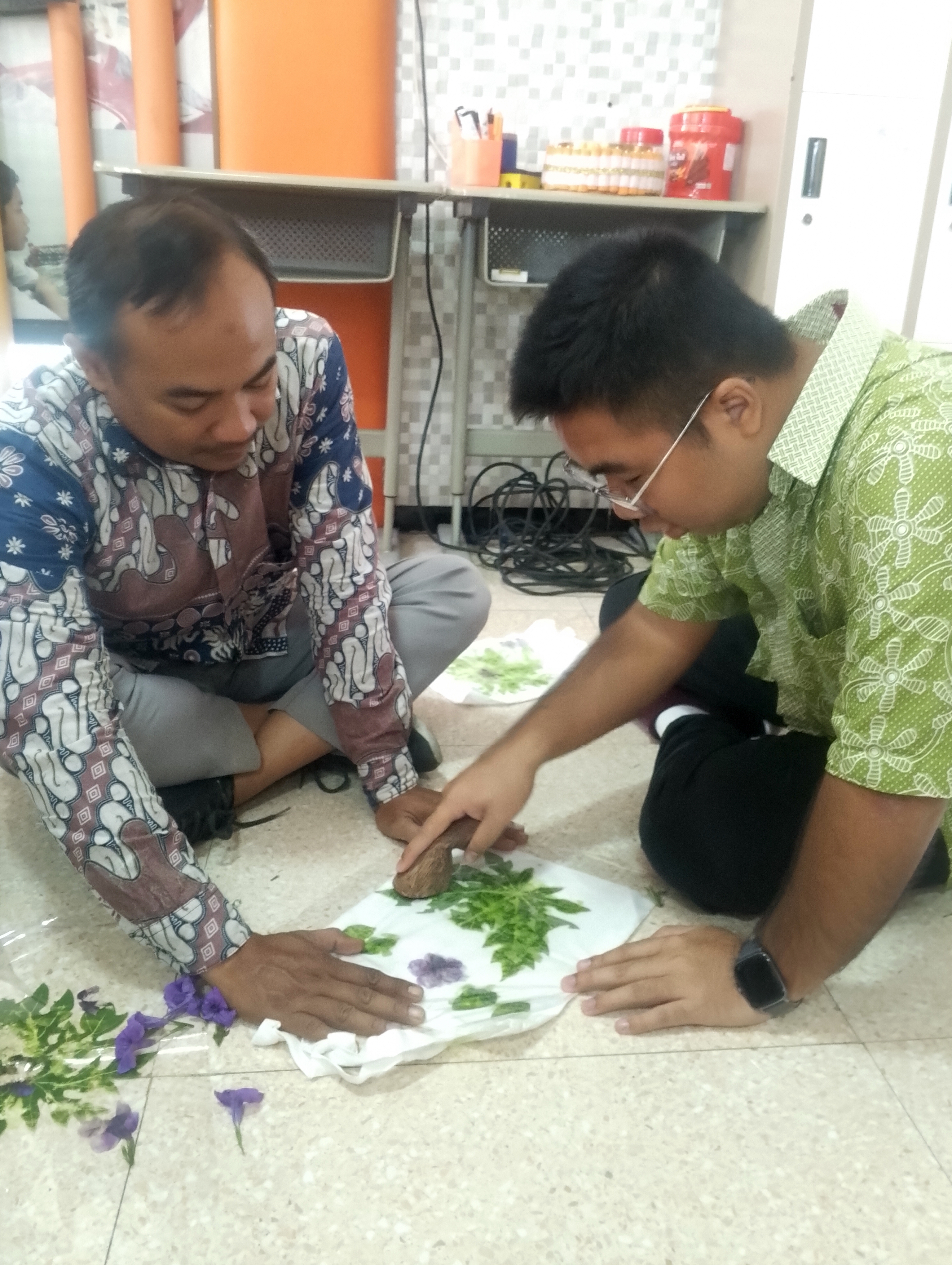 <p>Dalam rangka memperingati hari Kartini diisi dengan kegiatan ECO print</p>