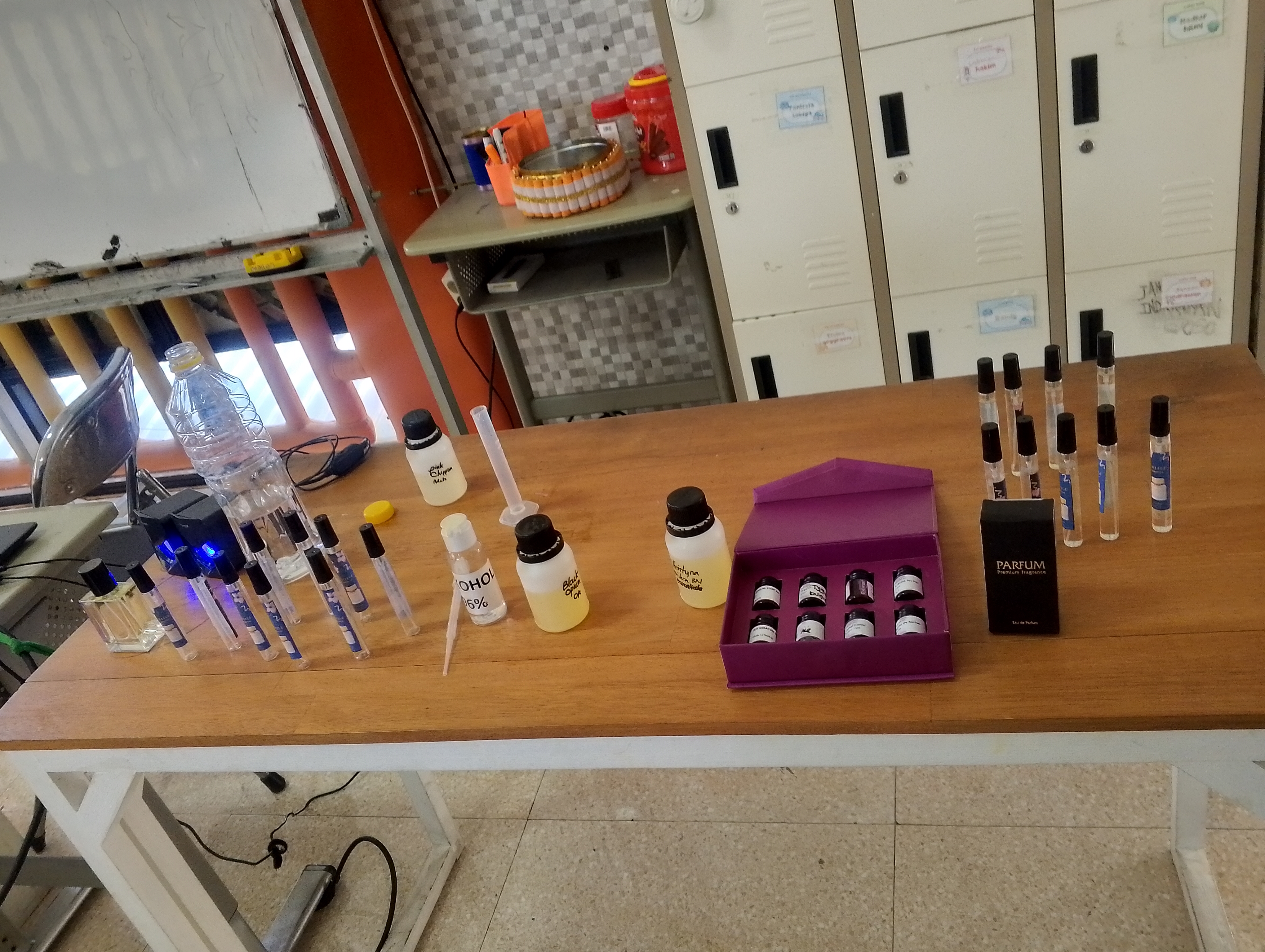 <p>Praktik meracik parfum </p>