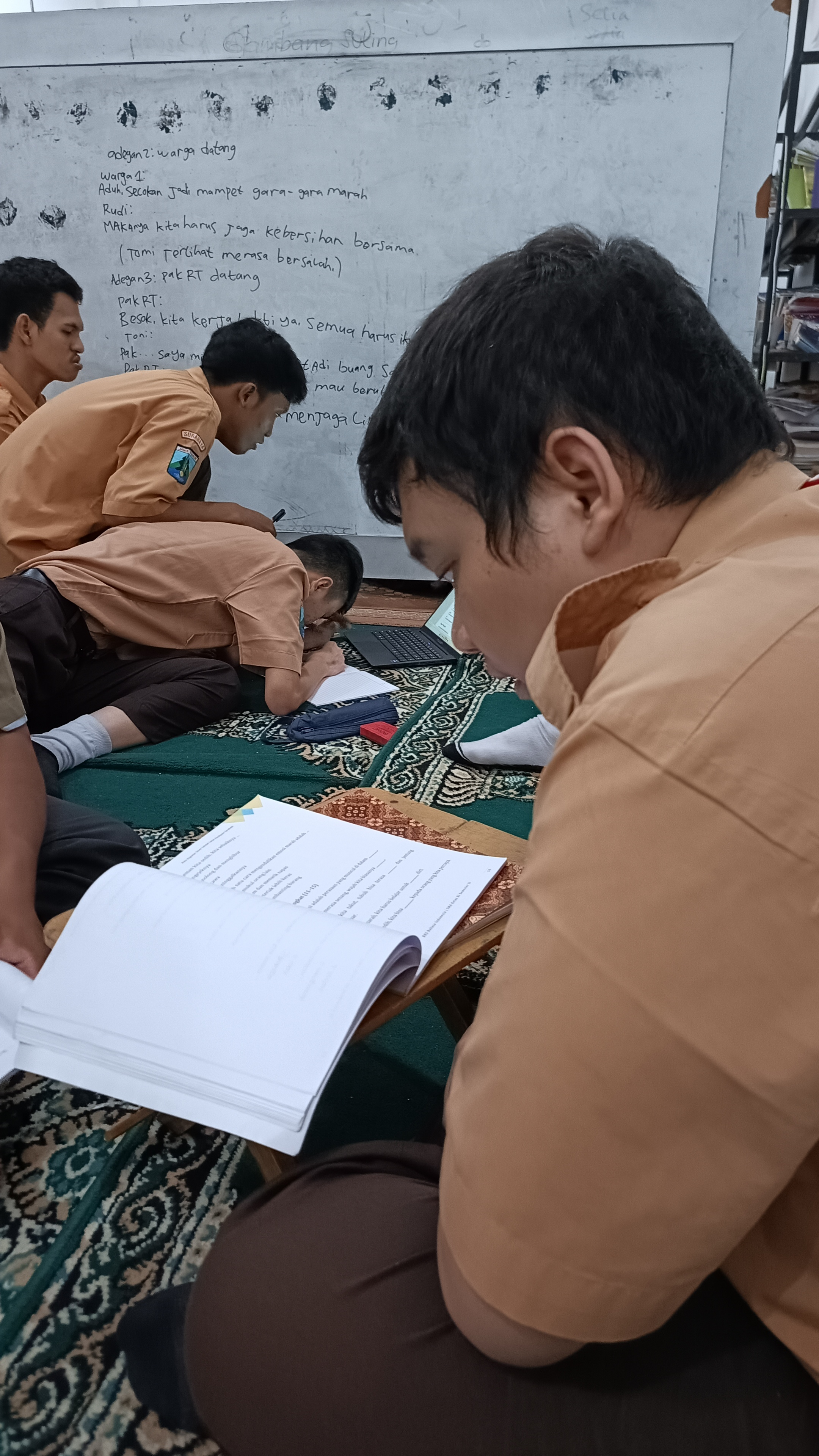 <p>Analisis teks drama</p><p>Identifikasi struktur (prolog, dialog, epilog)</p><p>Unsur-unsur drama (tokoh, alur, latar, amanat)</p>
