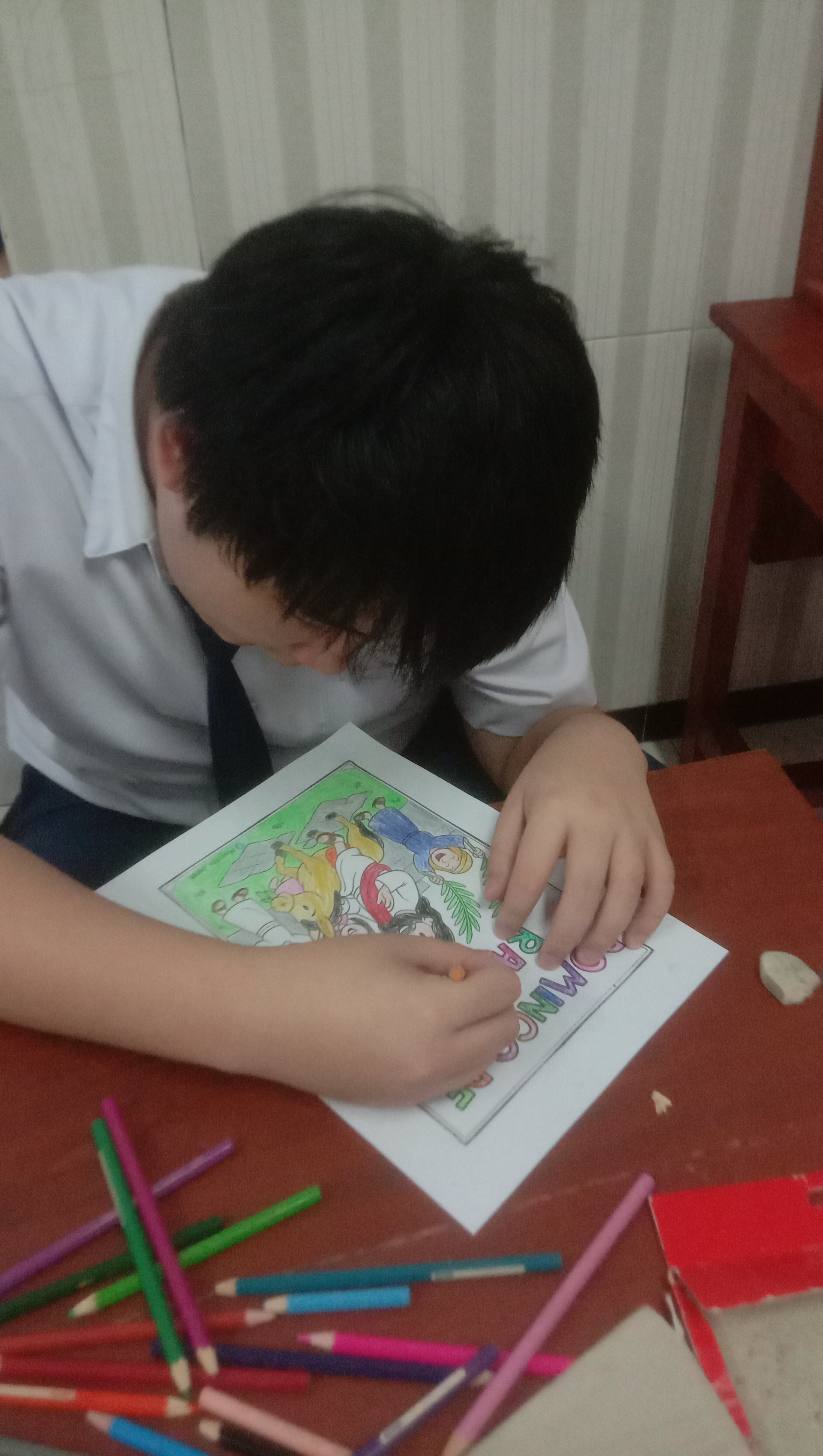 <p>Mewarnai paskah</p>