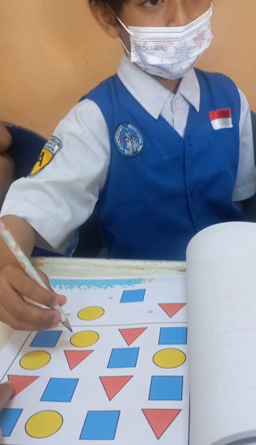<p>Mengerjakan BKS Matematika</p>