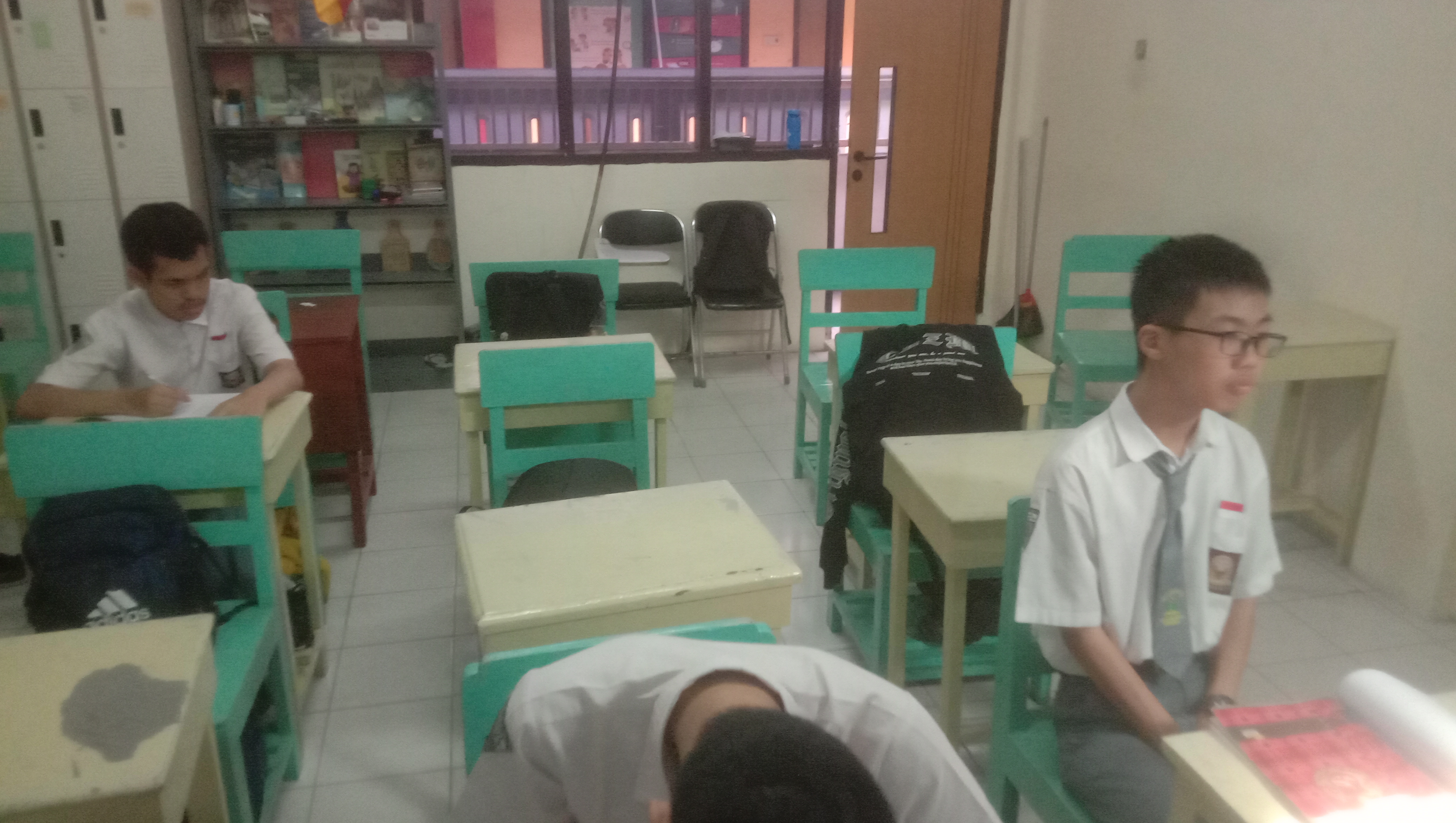 <p>Membahas evaluasii di buku BKS</p>
