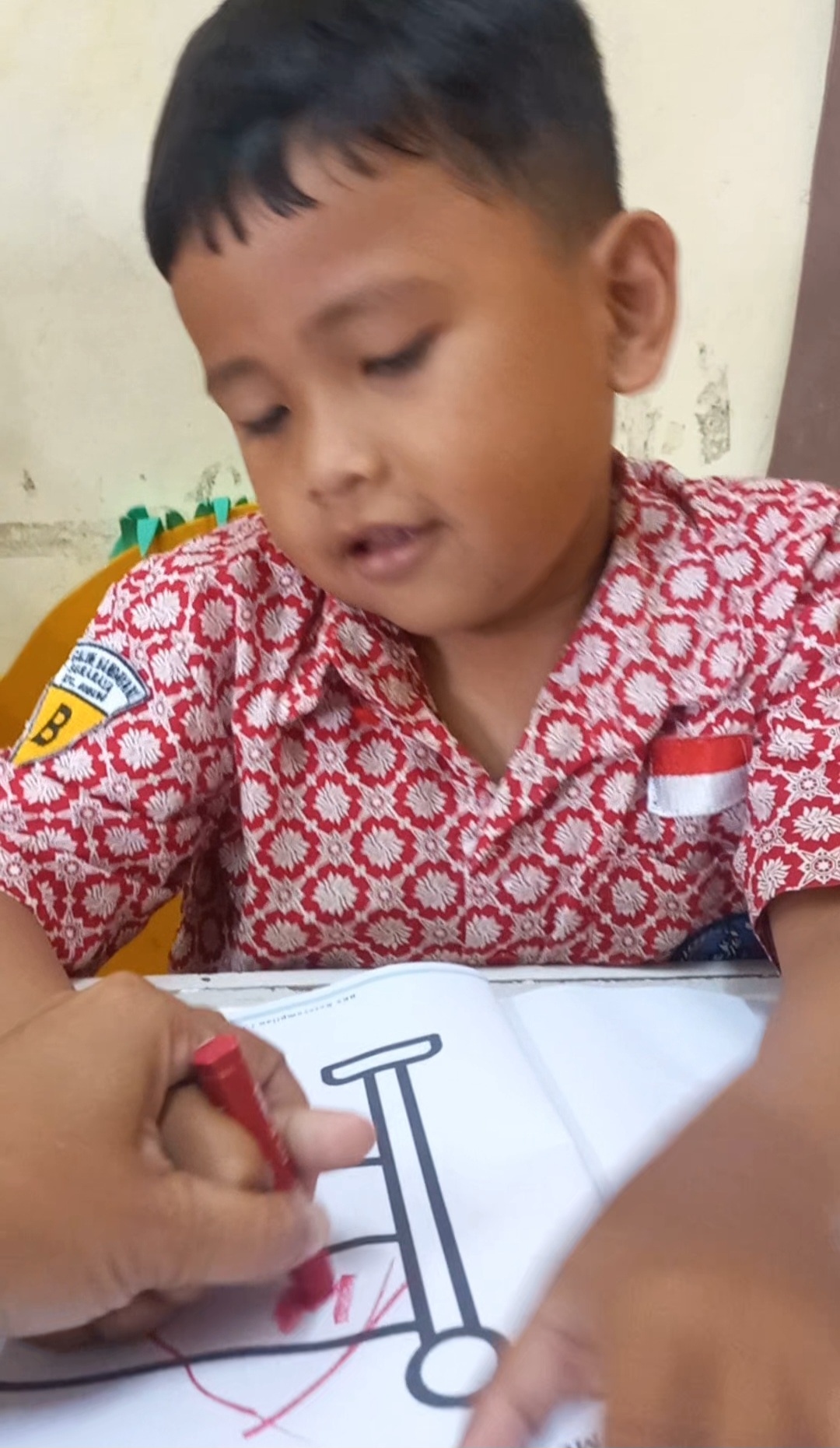 <p>Mewarnai gambar sederhana</p>