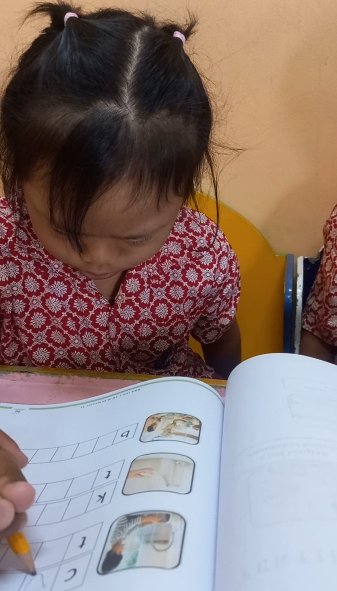 <p>Mengerjakan BKS Ips</p>