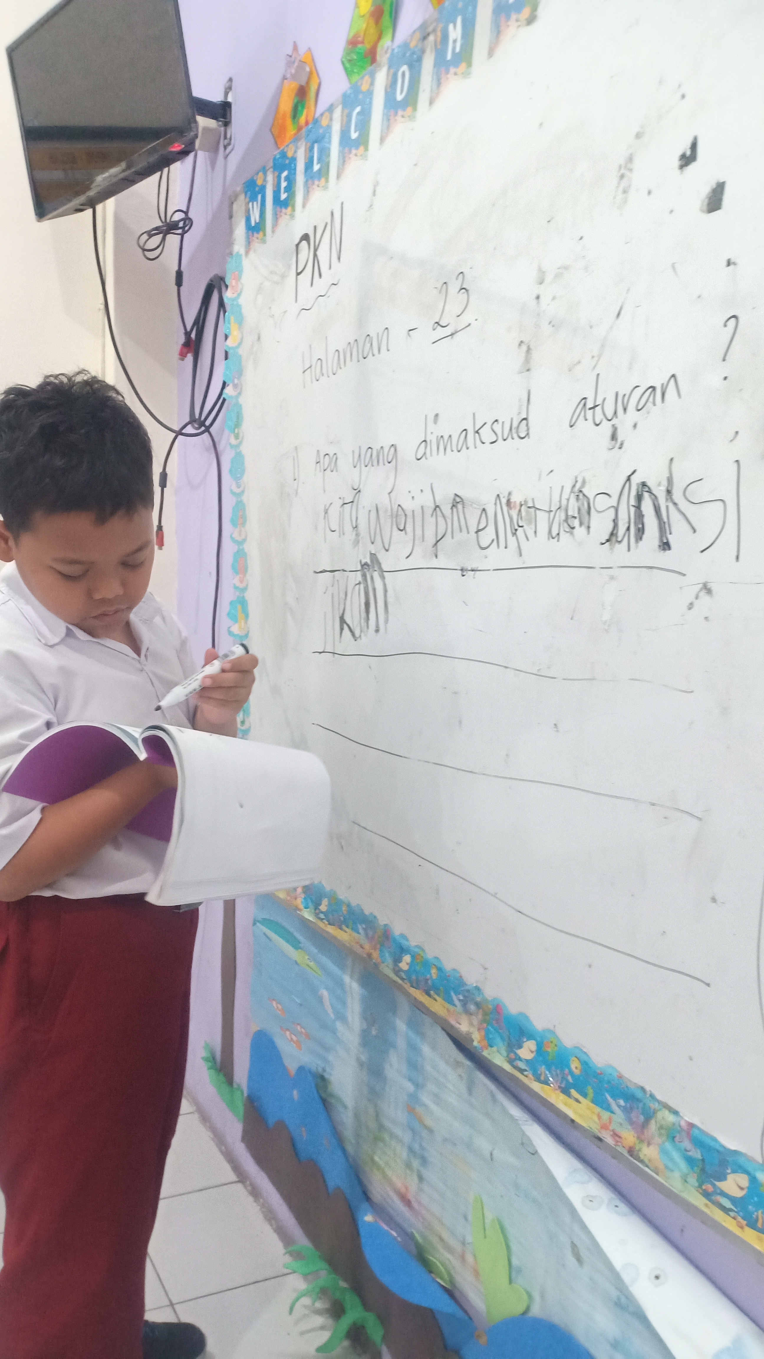 <p>Mengenalkan macam" aturan yang ada di sekitar</p>