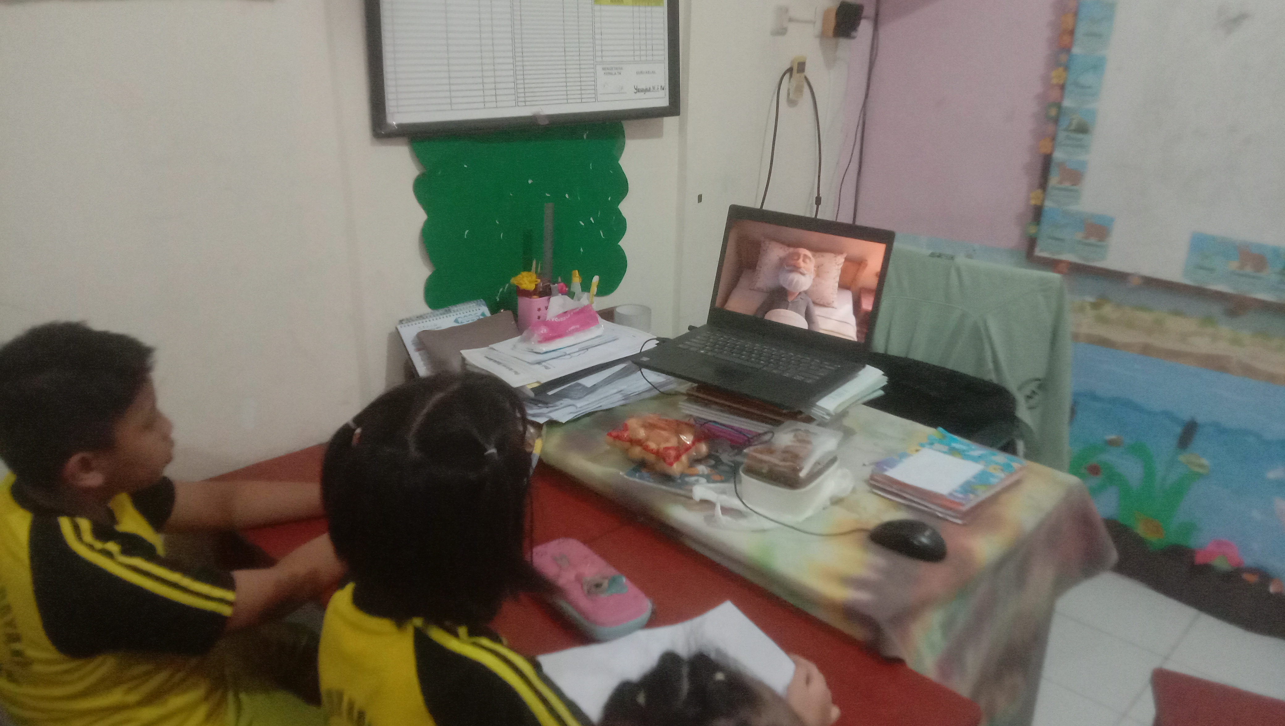 <p>Menghargai dan menghormati orang tua</p>