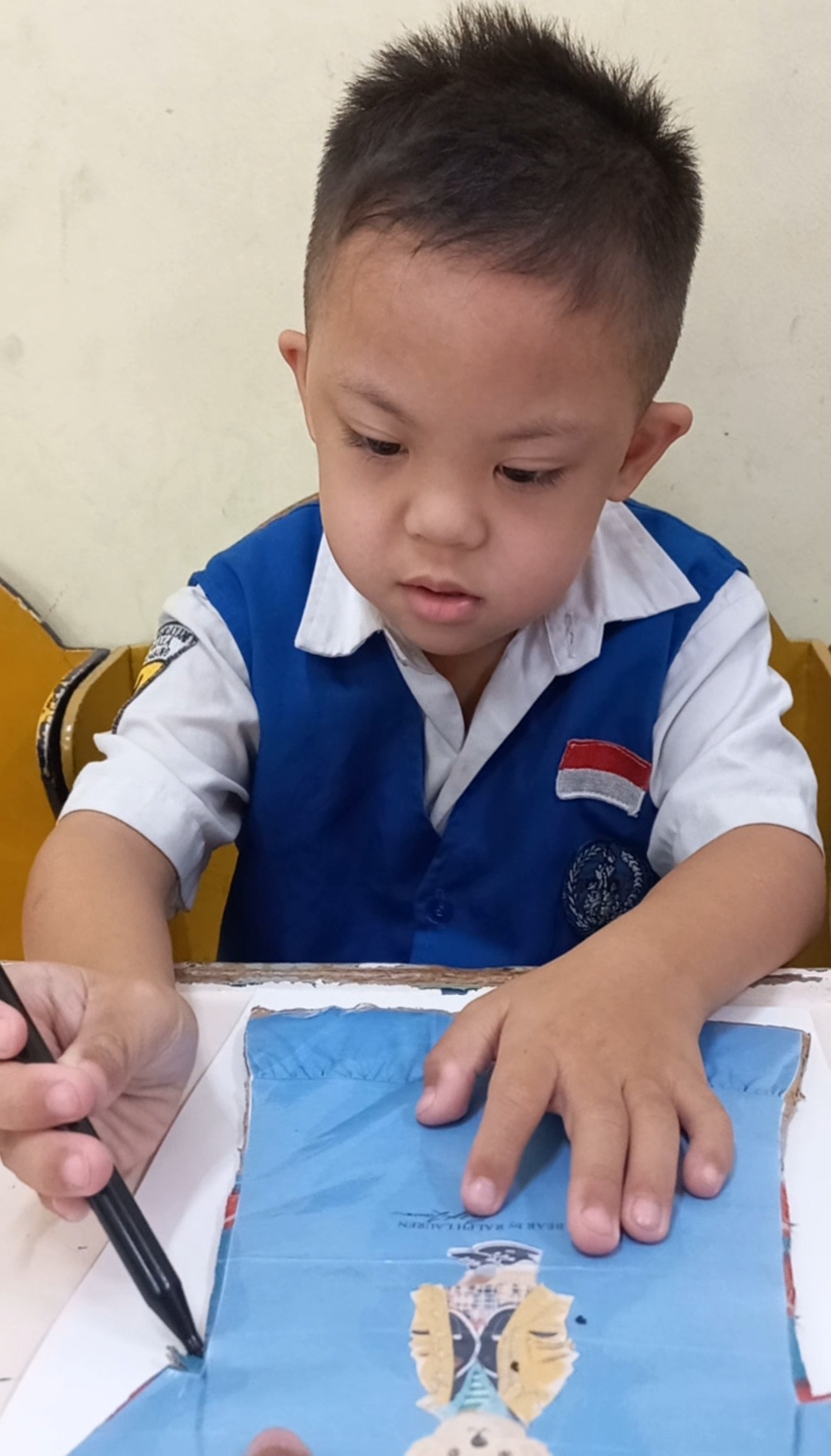 <p>Menjiplak gambar baju</p>