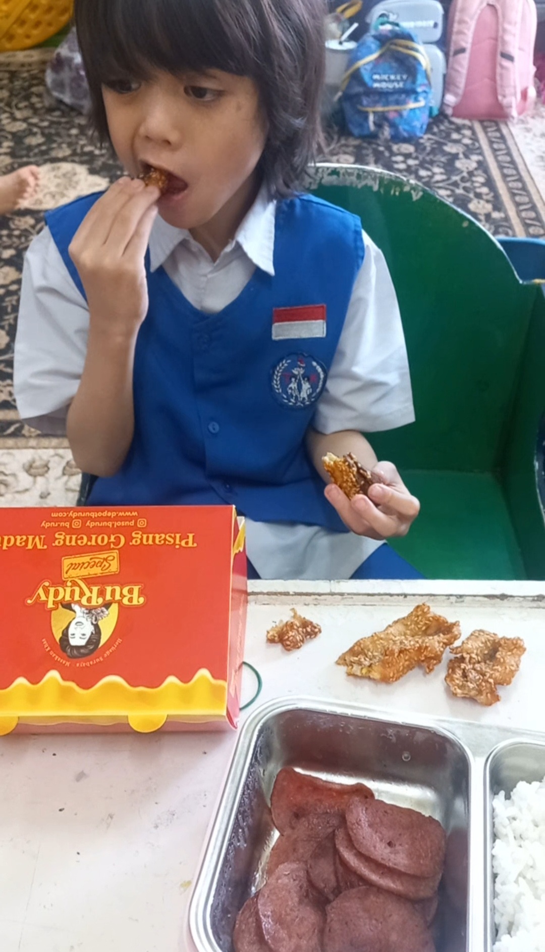 <p>Makan secara mandiri</p>