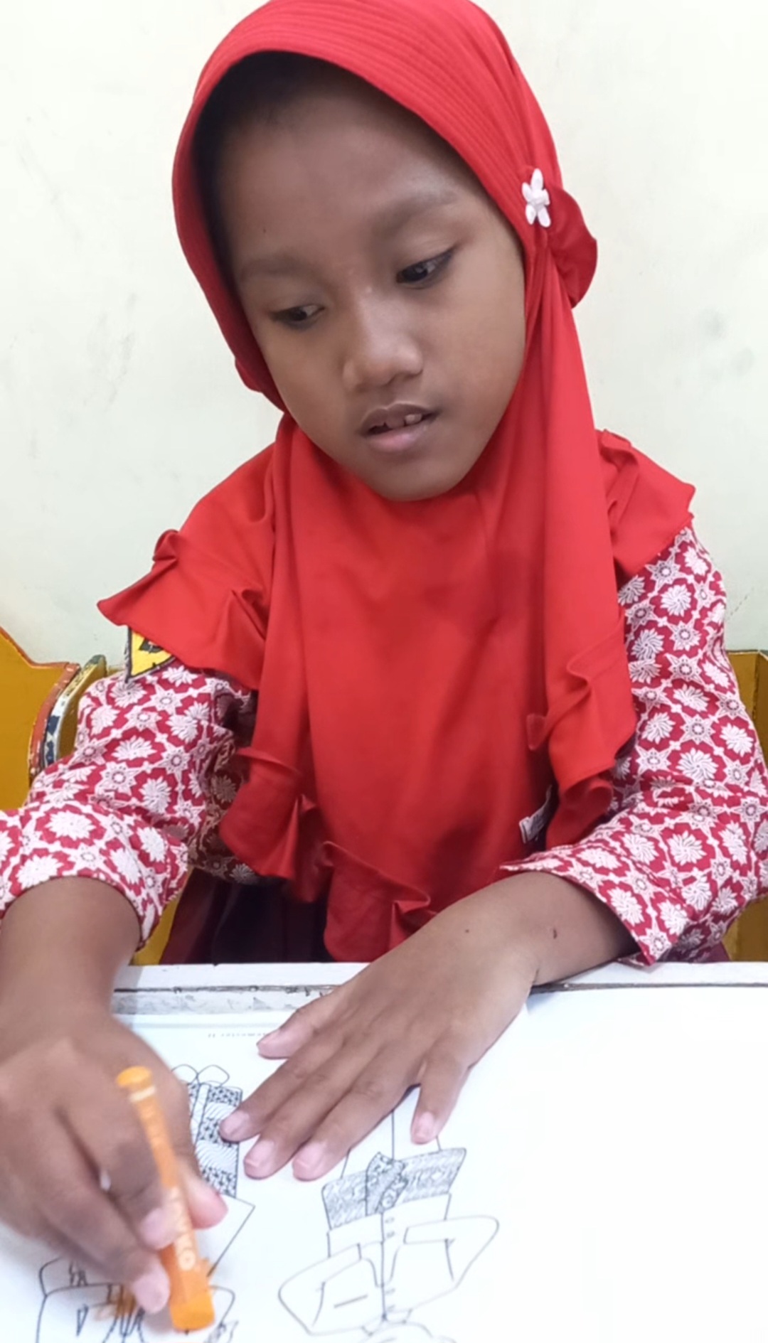 <p>Mewarnai gambar sederhana</p>
