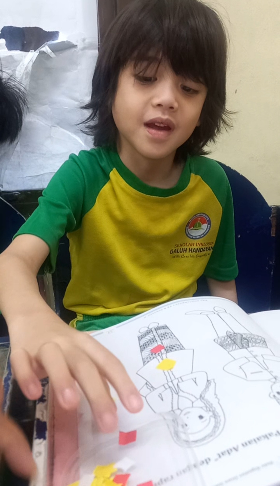 <p>Mengkolase gambar</p>