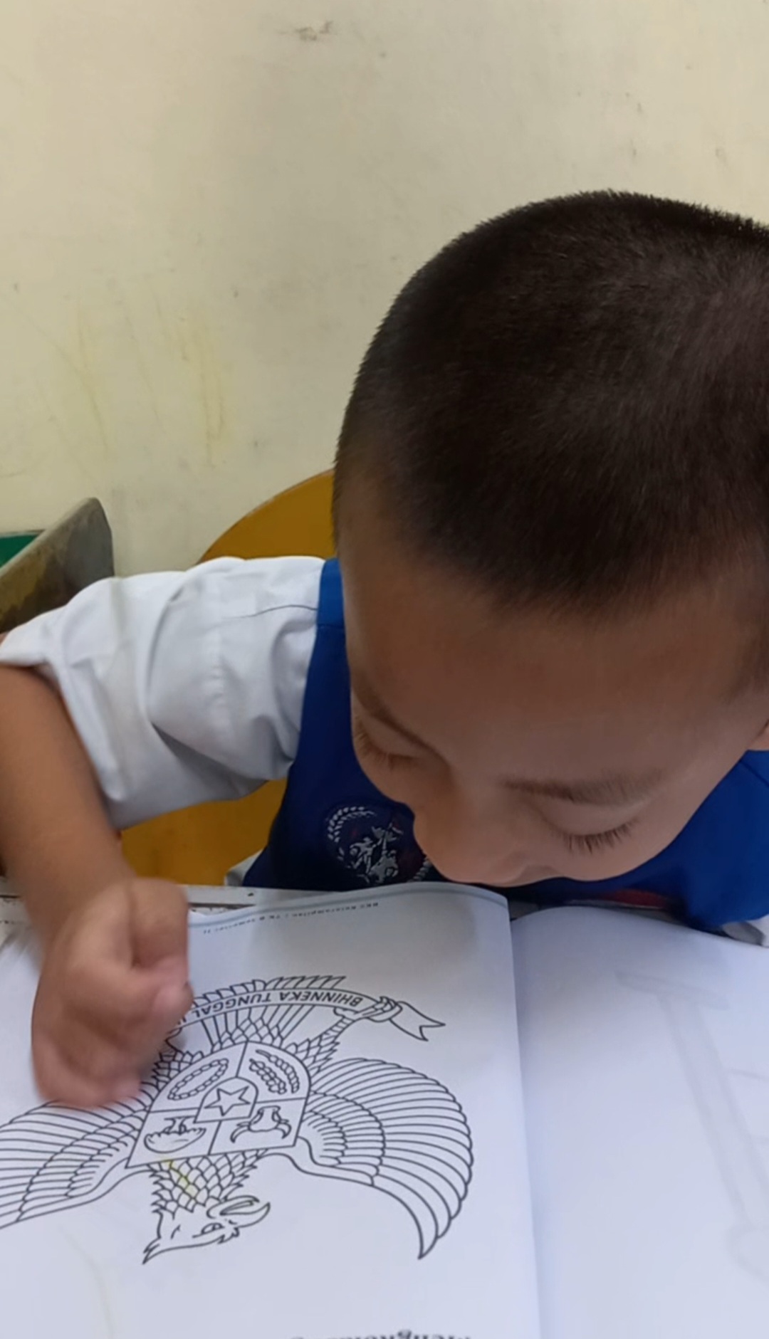 <p>Mewarnai gambar dengan media crayon</p>