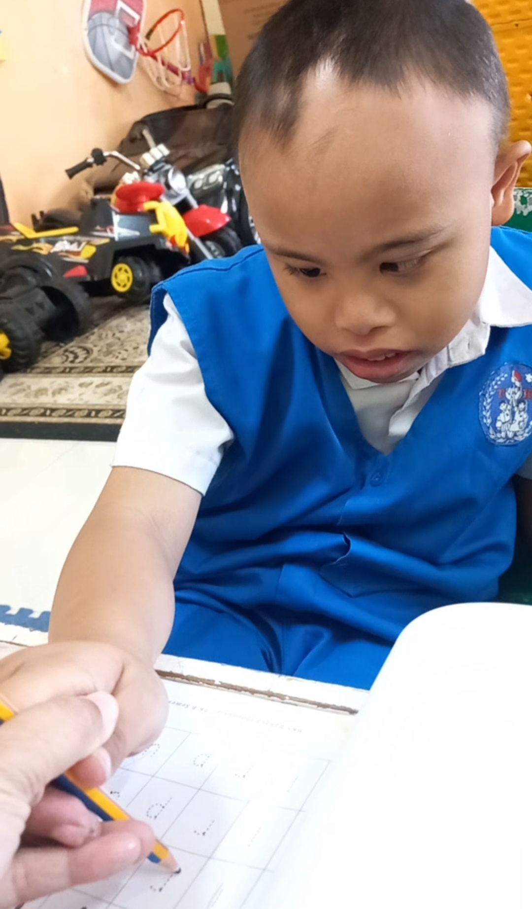 <p>Mengerjakan bks bahasa</p>