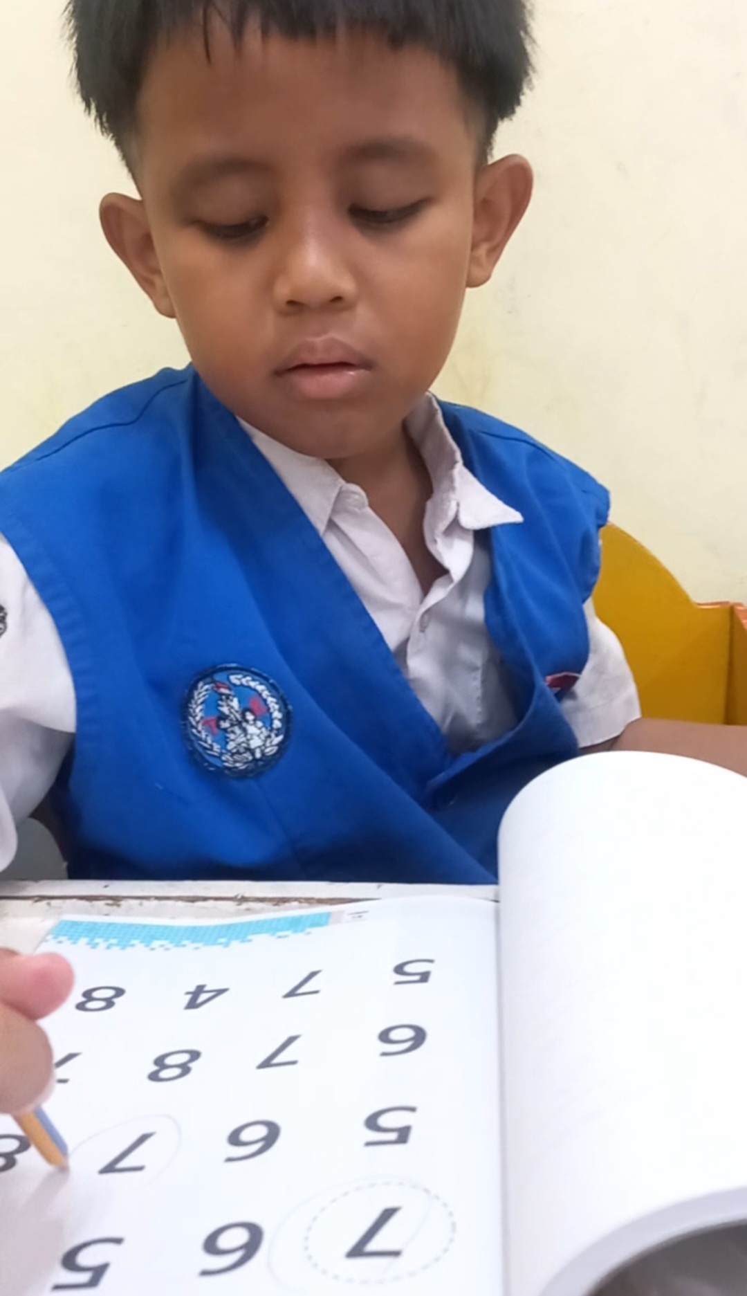 <p>Mengerjakan bks bahasa</p>