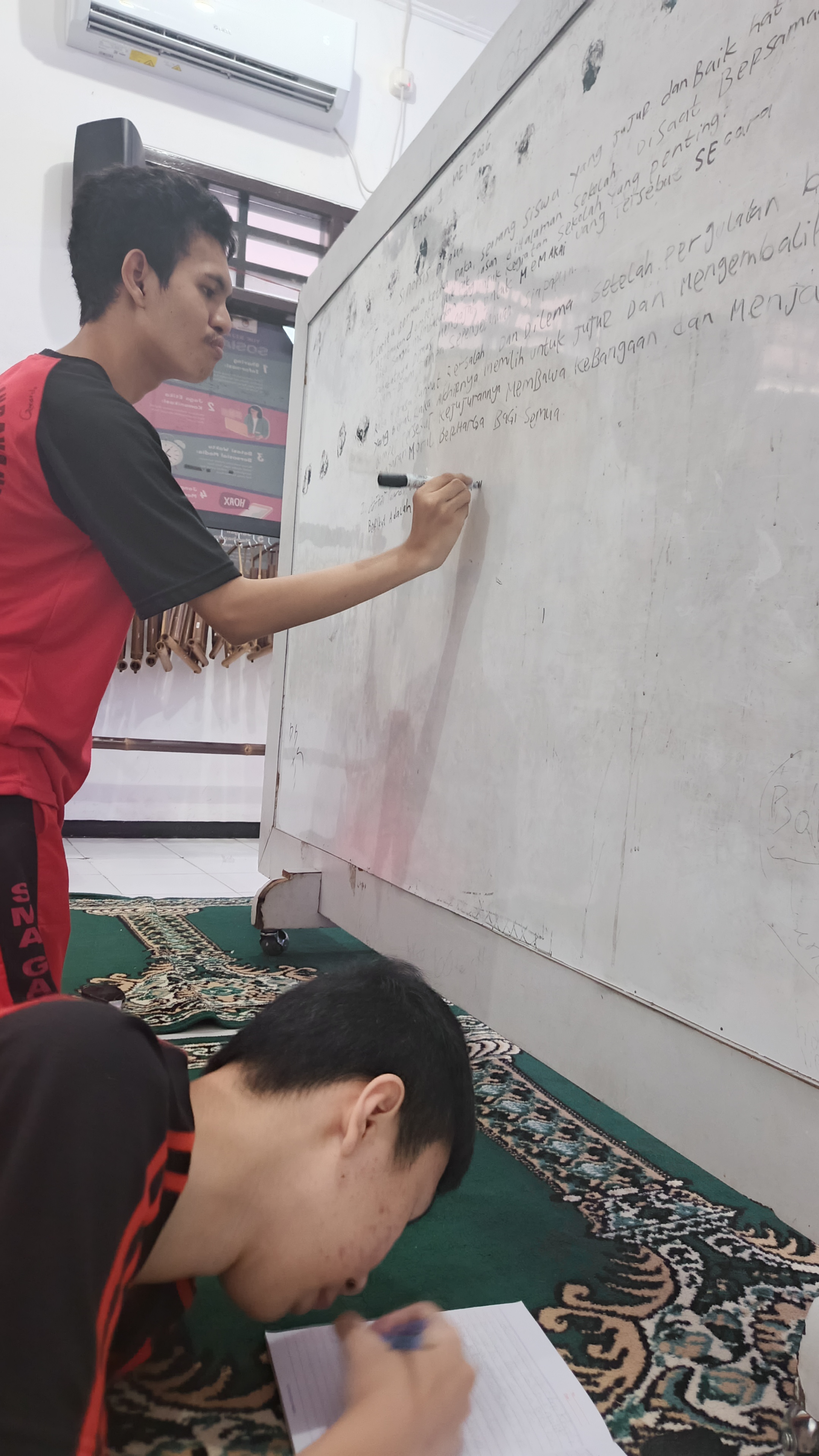 <p>Pengertian sinopsis drama</p><p>Struktur dan langkah menulis sinopsis drama</p><p>Menulis sinopsis berdasarkan cerita drama</p>