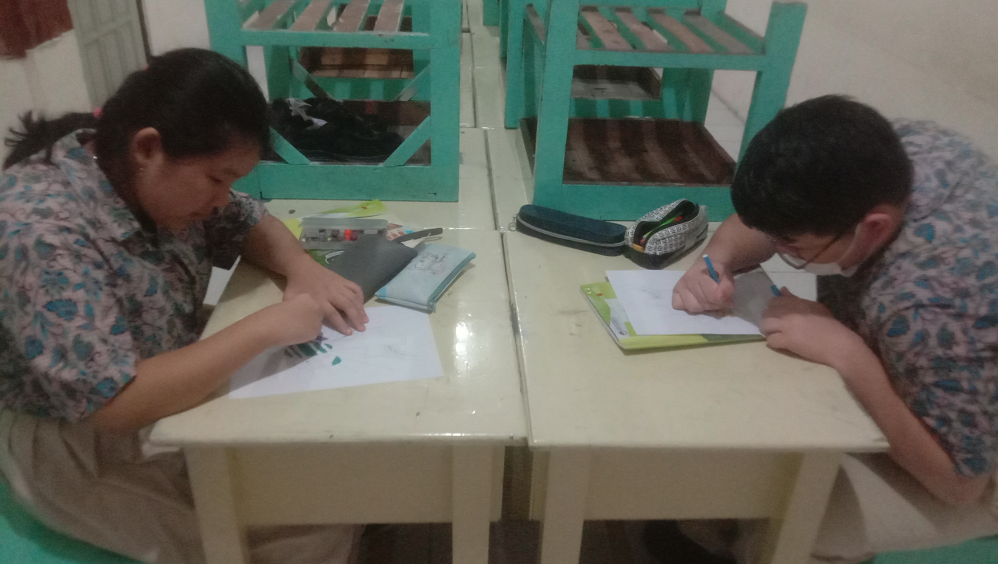 <p>sejarah paskah + mewarnai gambar serta menonton film</p>