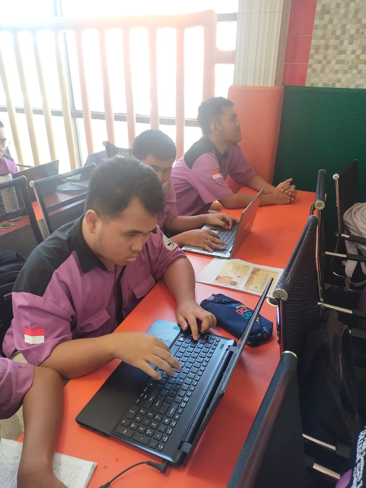 <p>Melanjutkan tugas membuat presentasi</p>