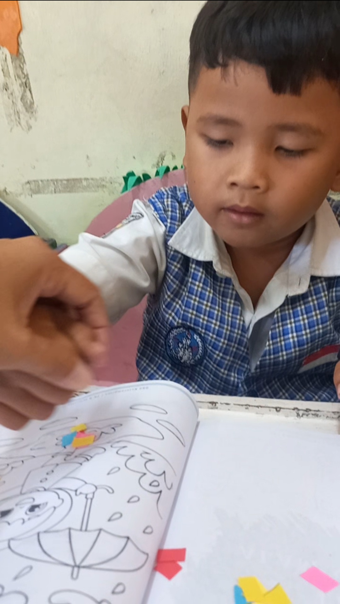<p>Mengkolase dengan potongan kertas lipat</p>