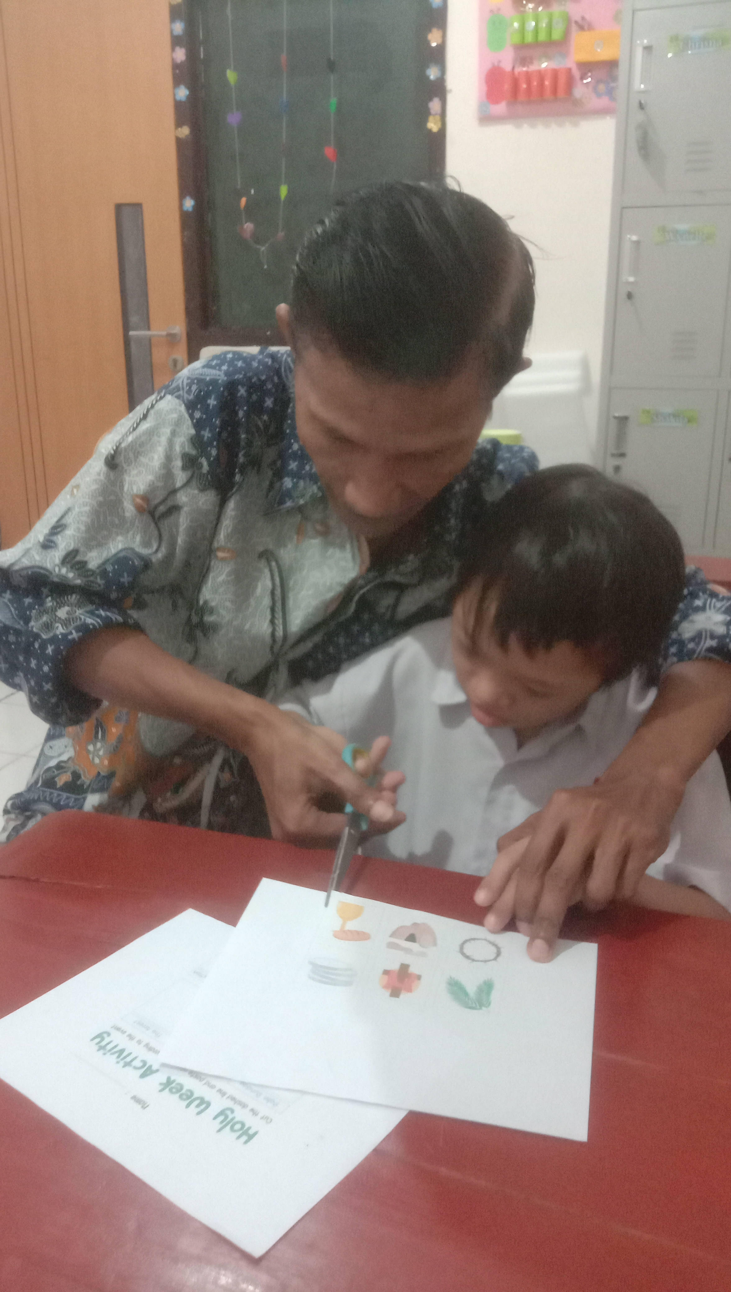 <p>menempel ttg paskah dan membuat amplop tanpa lem</p>