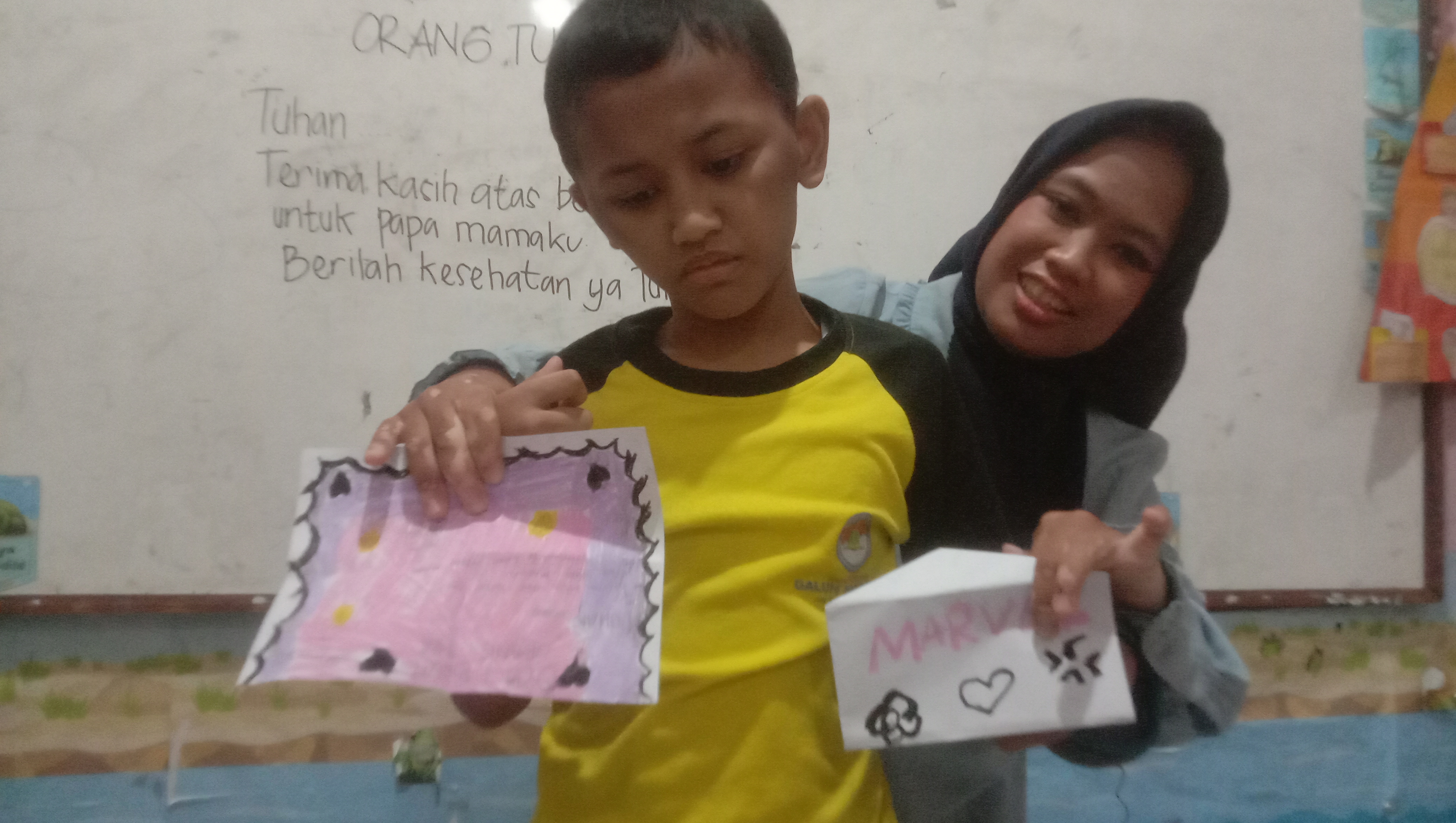 <p>menghormati dan menyayangi orang tua lewat doa</p>