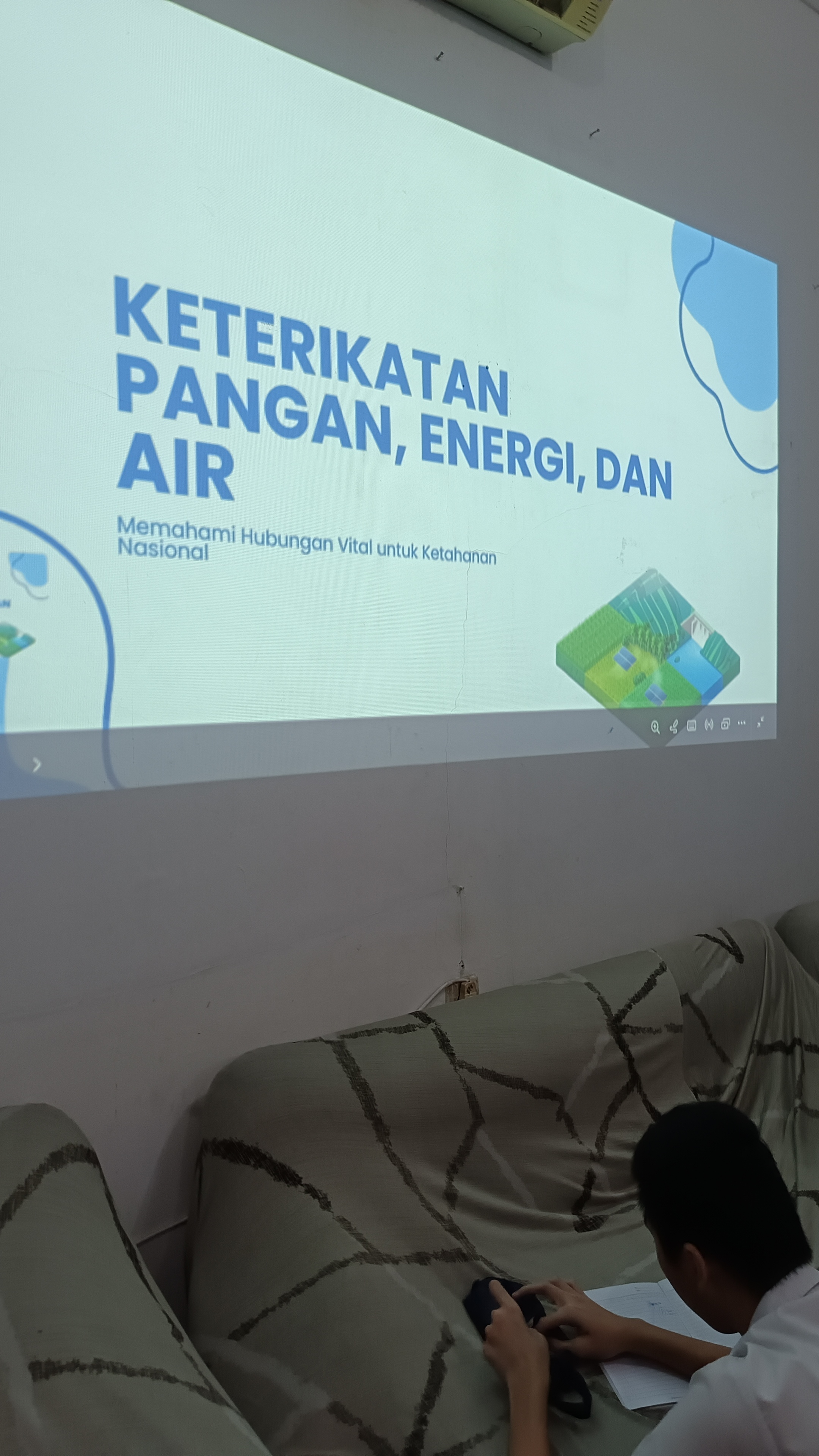 <p>Pengertian keterkaitan pangan, air, dan energi</p><p>Hubungan antara pangan, air, dan energi dalam kehidupan sehari-hari</p><p>Dampak penggunaan sumber daya terhadap keberlanjutan lingkungan</p>
