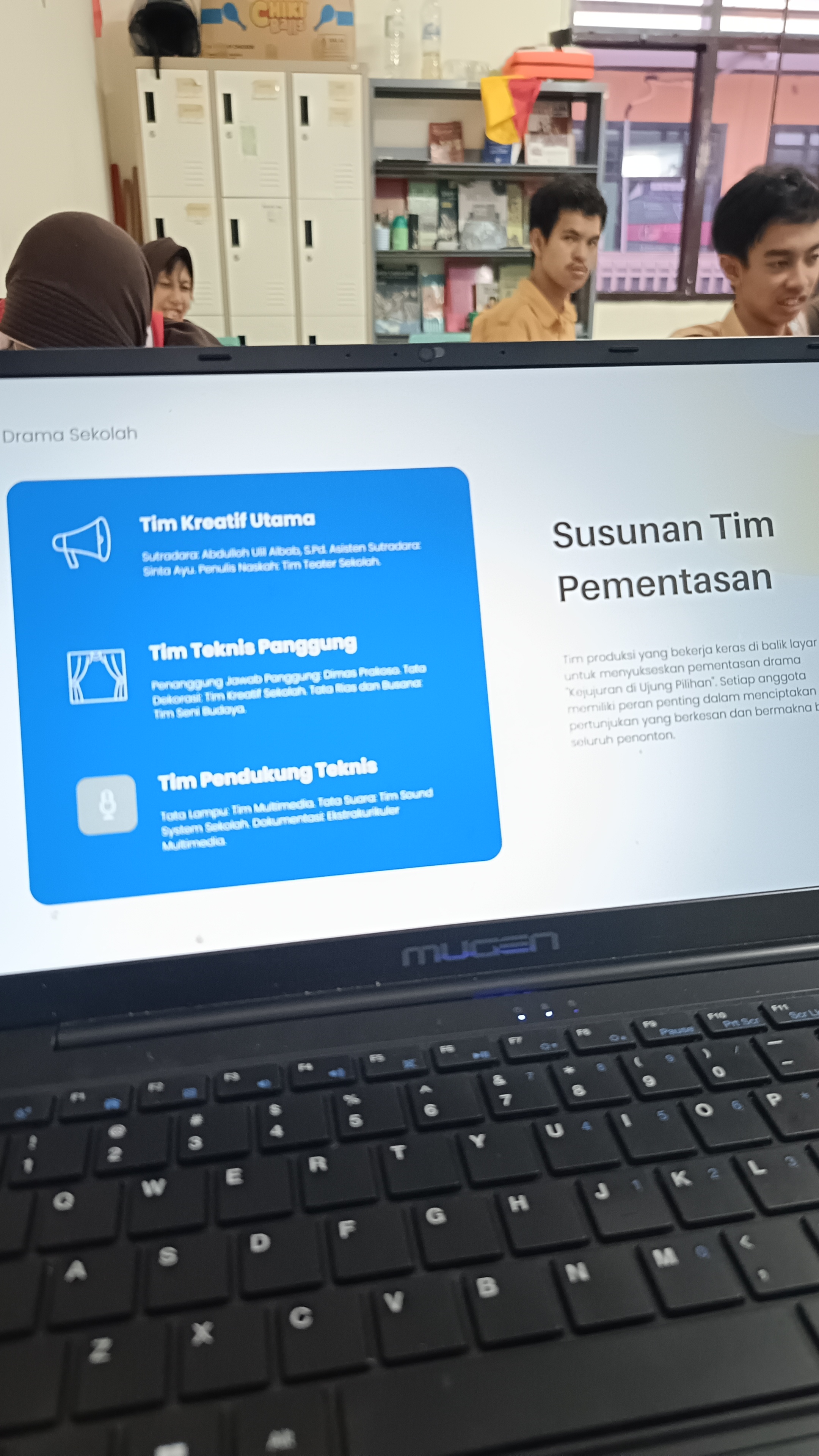<p>Susunan tim dalam pementasan drama</p><p>Tugas dan peran masing-masing anggota tim pementasan</p>