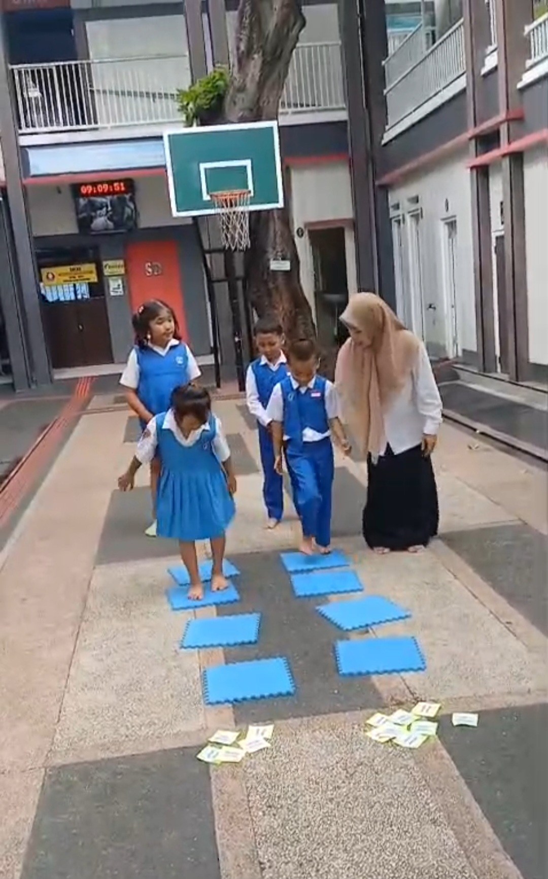 <p>Melompat di atas alpa map dan mengelompokkan yang ciptaan tuhan maupun manusia</p>